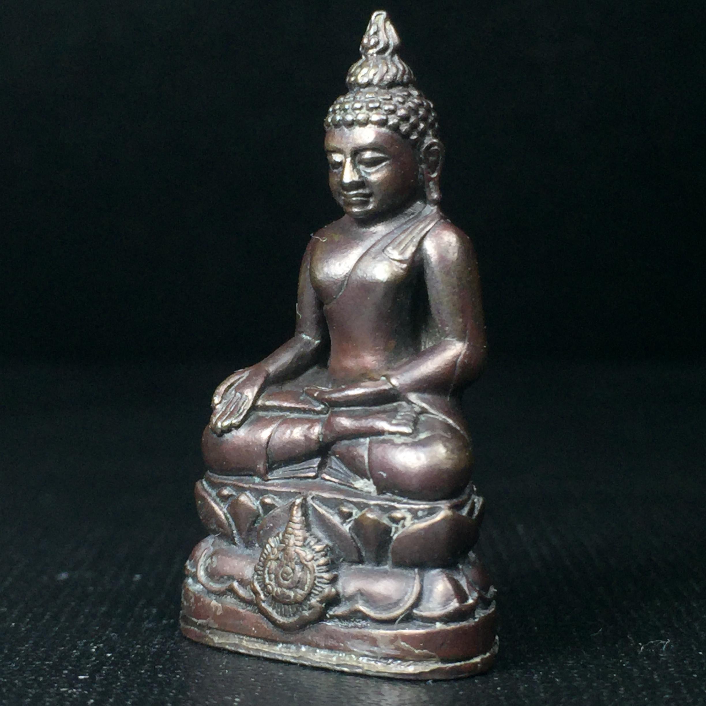 พระกริ่งไพรีพินาศ เฉลิมพระเกียรติ พระบาทสมเด็จพระเจ้าอยู่หัวรัชกาลที่9 พระชนมพรรษา 6 รอบ ปี2542 เนื้อนวโลหะผสมทองคำ(บรรจุเหล็กไหล)ดีนอก-ดีใน