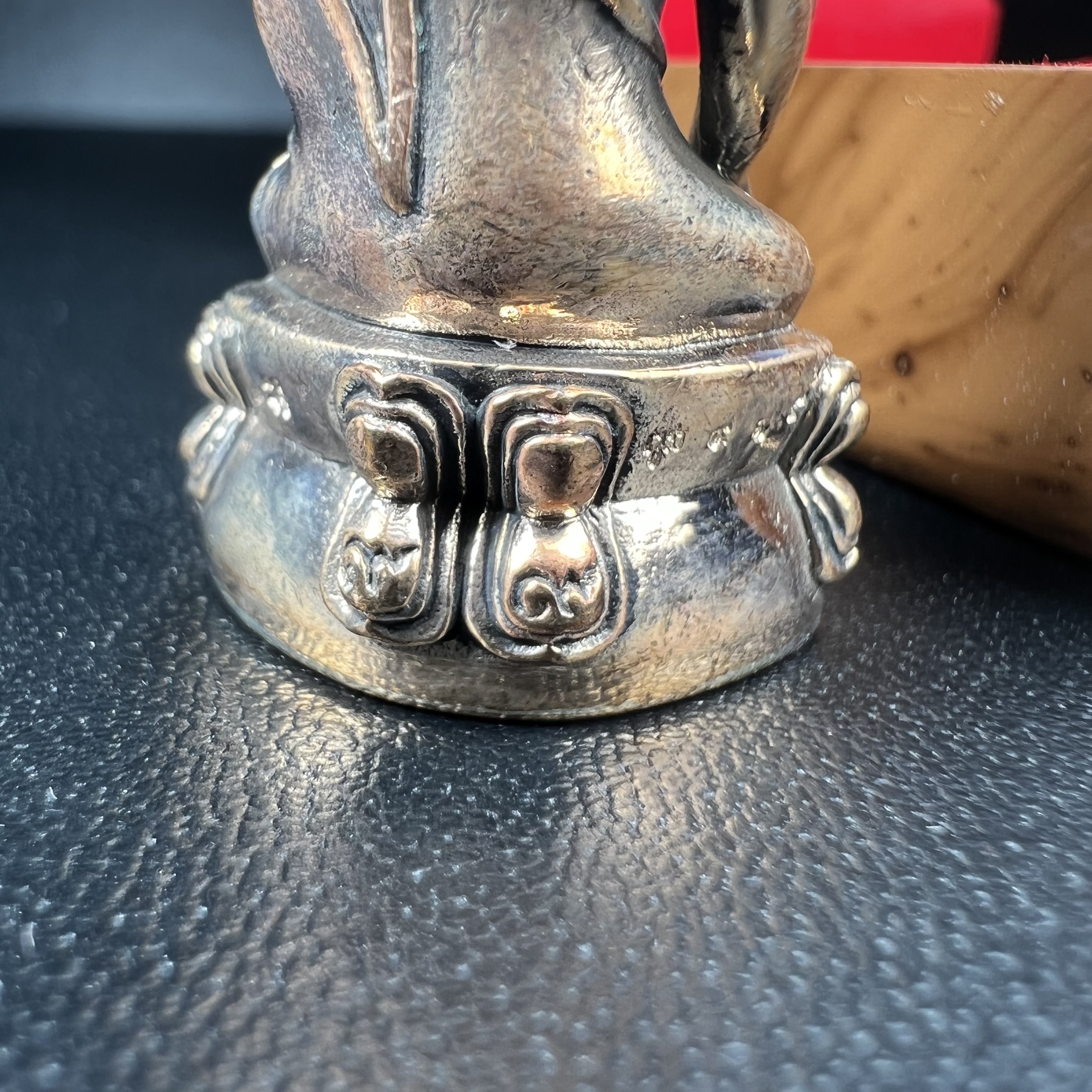 พระกริ่งที่ระลึก สมเด็จพระญาณสังวร สมเด็จพระสังฆราช สกลมหาสังฆปริณายก ทรงเจริญพระชันษา 99 ปี 3 ตุลาคม 2555 วัดบวรนิเวศวิหาร(ทรงพระราชทานใต้ฐานองค์พระกริ่งบรรจุเส้นพระเกศา)(1 ใน 999 องค์)