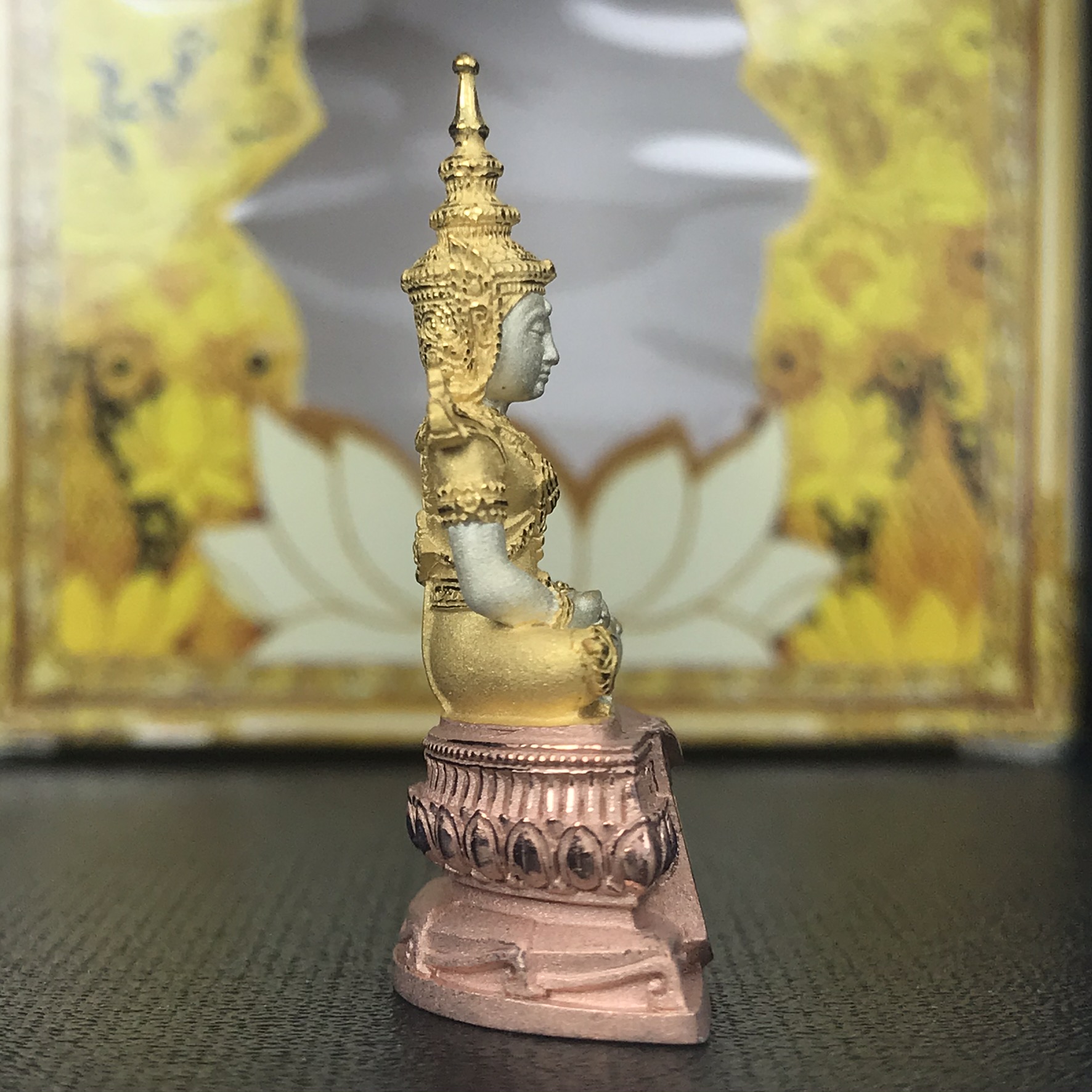 พระแก้วมรกต(จำลอง)ลอยองค์ ขนาดหน้าตัก 1/2 นิ้ว ทรงเครื่องฤดูร้อน เนื้อเงินสามกษัตริย์ ตราสัญลักษณ์ฉลองสิริราชสมบัติ ครบ 60 ปี พ.ศ.2549(สภาพสวย ครบ สมบูรณ์)