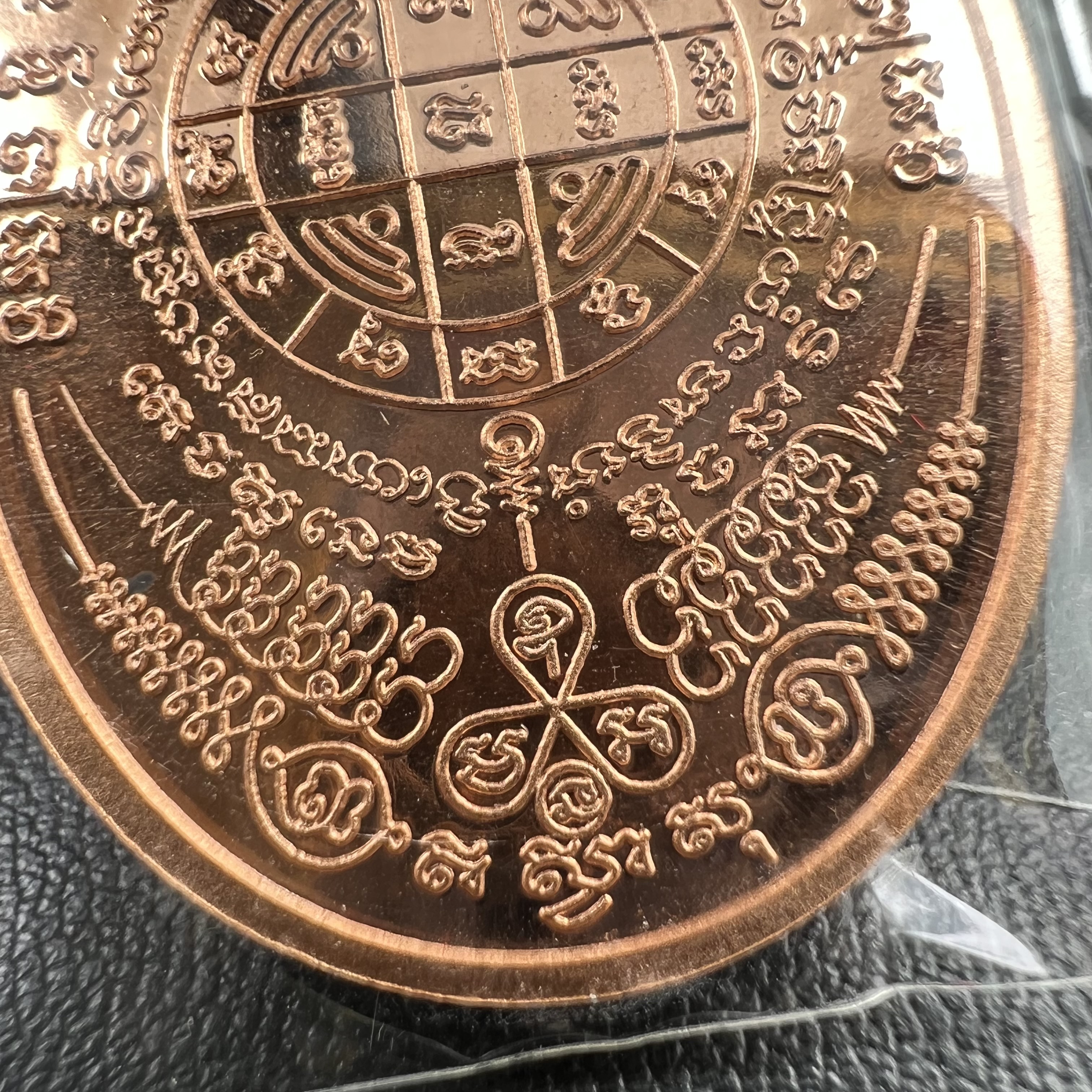 เหรียญครุฑดวงตรามหาเดช หลังยันต์มงกุฏพระเจ้า วัดตรีทศเทพวรวิหาร ปี2553 เนื้อทองแดงขัดเงา(สภาพสวยซีนซองเดิมกล่องบรรจุเดิม)ดวงตราแห่งชัยชนะ ความสำเร็จ เจริญรุ่งเรือง แก้อาถรรพ์ ต่างๆ