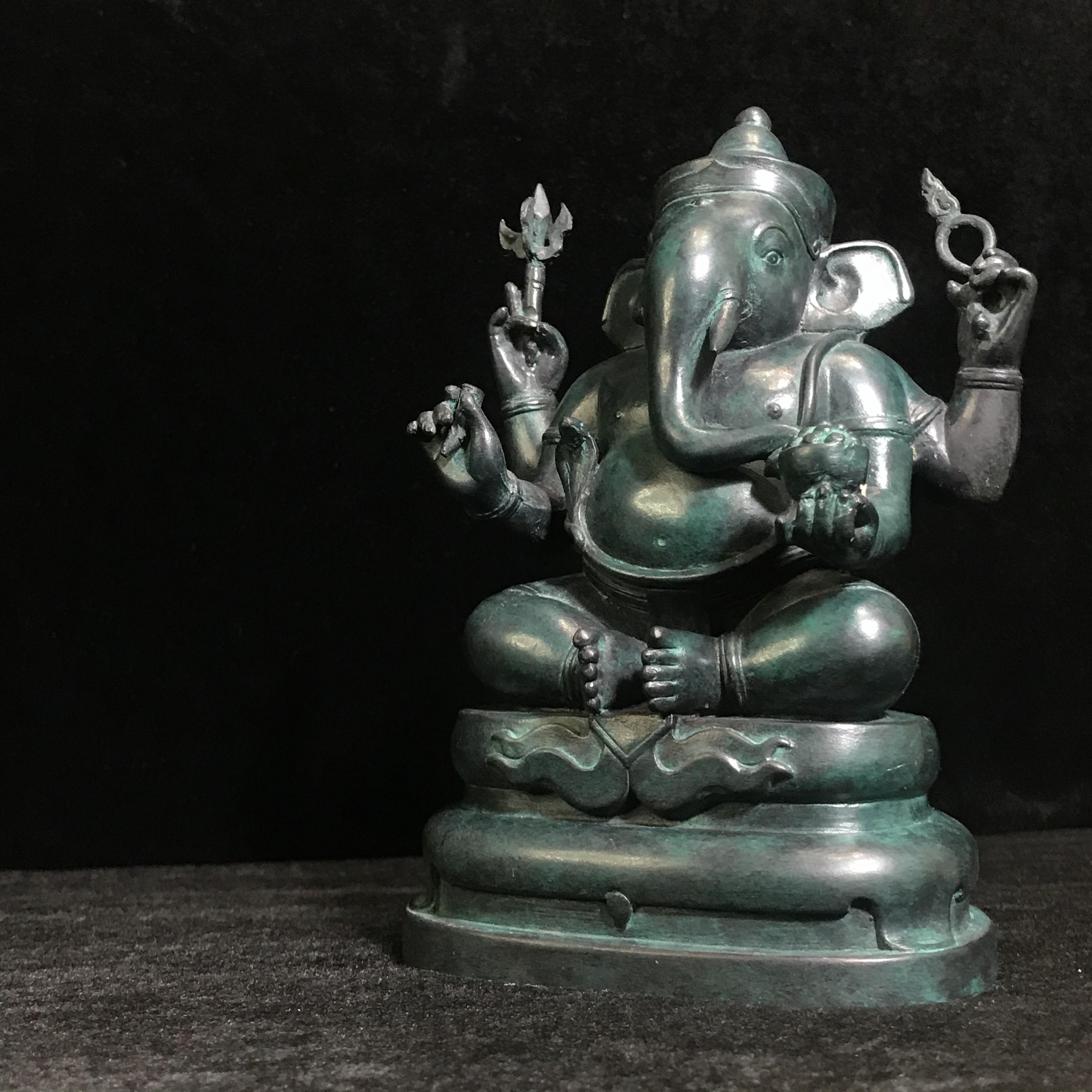 พระพิฆเนศวร 65 ปี คณะจิตรกรรม มหาวิทยาลัยศิลปากร ปี2551 ลอยองค์เนื้อสำริดขนาดหน้าตัก 3 นิ้ว(เนื้อสำริดเขียวพลาติน่า)