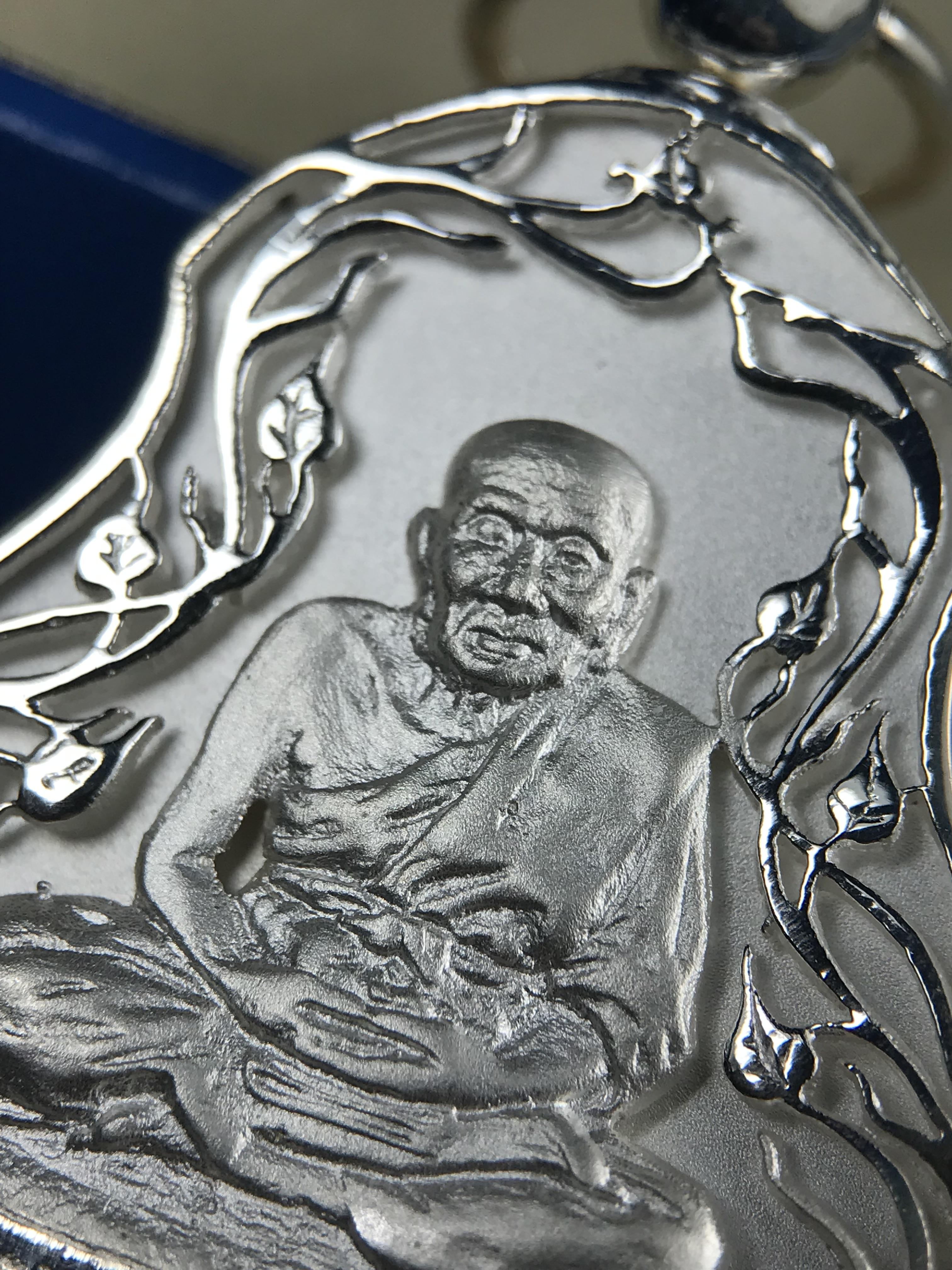 เหรียญหลวงปู่ทวด พระนามาภิไธย สก. แบบงานฉลุโบราณ(HAND MADE) ปี 2544 เนื้อเงิน(ผิวสวย) พิธีปลุกเสก ณ อุโบสถวัดช้างให้ และ พิธีมังคลาภิเษก ณ พระอุโบสถ วัดพระศรีรัตนศาสดาราม(วัดพระแก้ว) (1 ใน 2000 เหรียญ)พบเจอน้อยหายากมาก