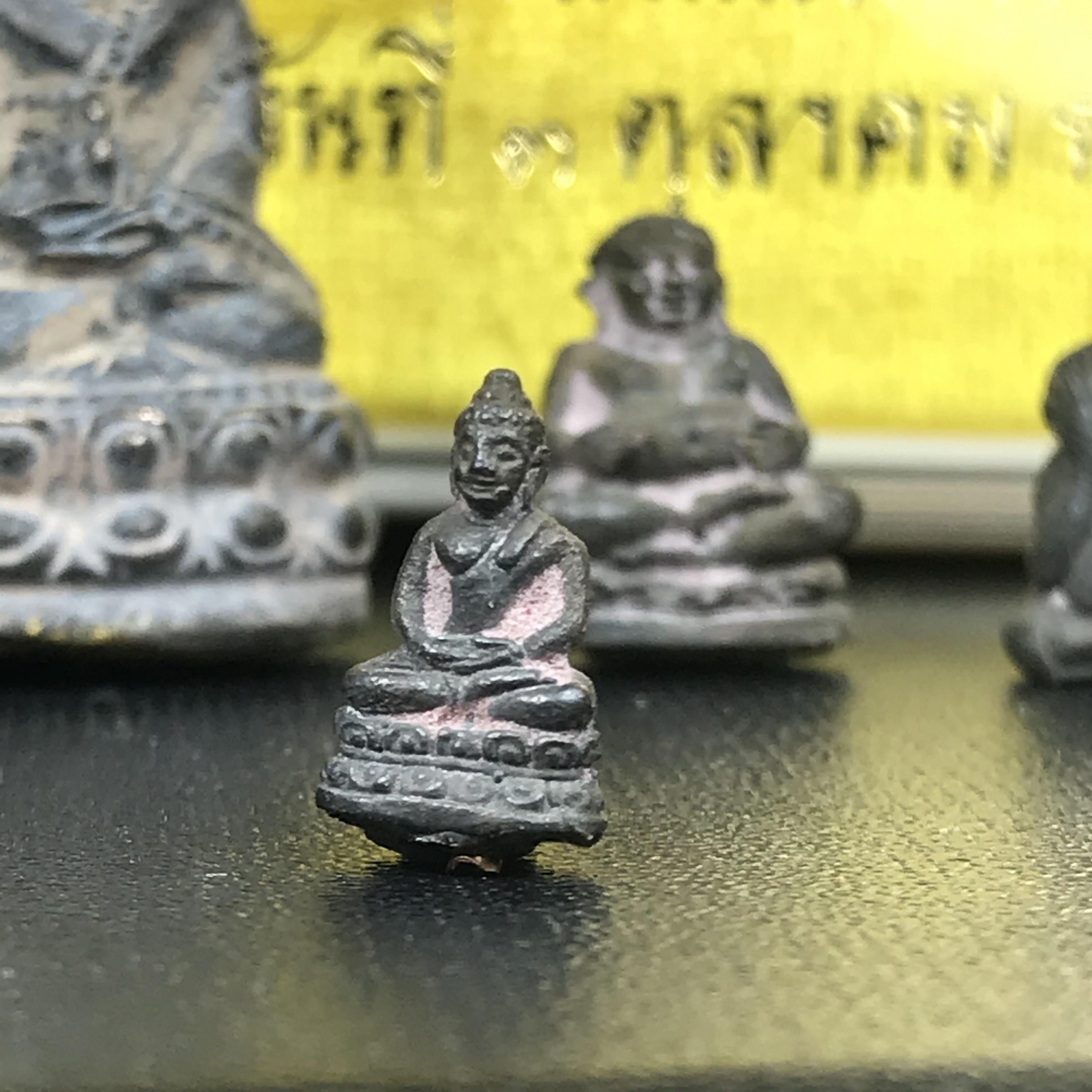 พระกริ่งชินบัญชรฉลองพระชันษา 100 ปี สมเด็จพระญาณสังวร วัดบวรนิเวศวิหาร ปี 2556 ชุดนำฤกษ์เนื้อนวโลหะแก่ทองคำ ก้นอุดผงสมเด็จพระสังฆราช (1 ใน 356 ชุด) พิธีใหญ่ มวลสารเด่น นิยมและหายากมากในปัจจุบัน