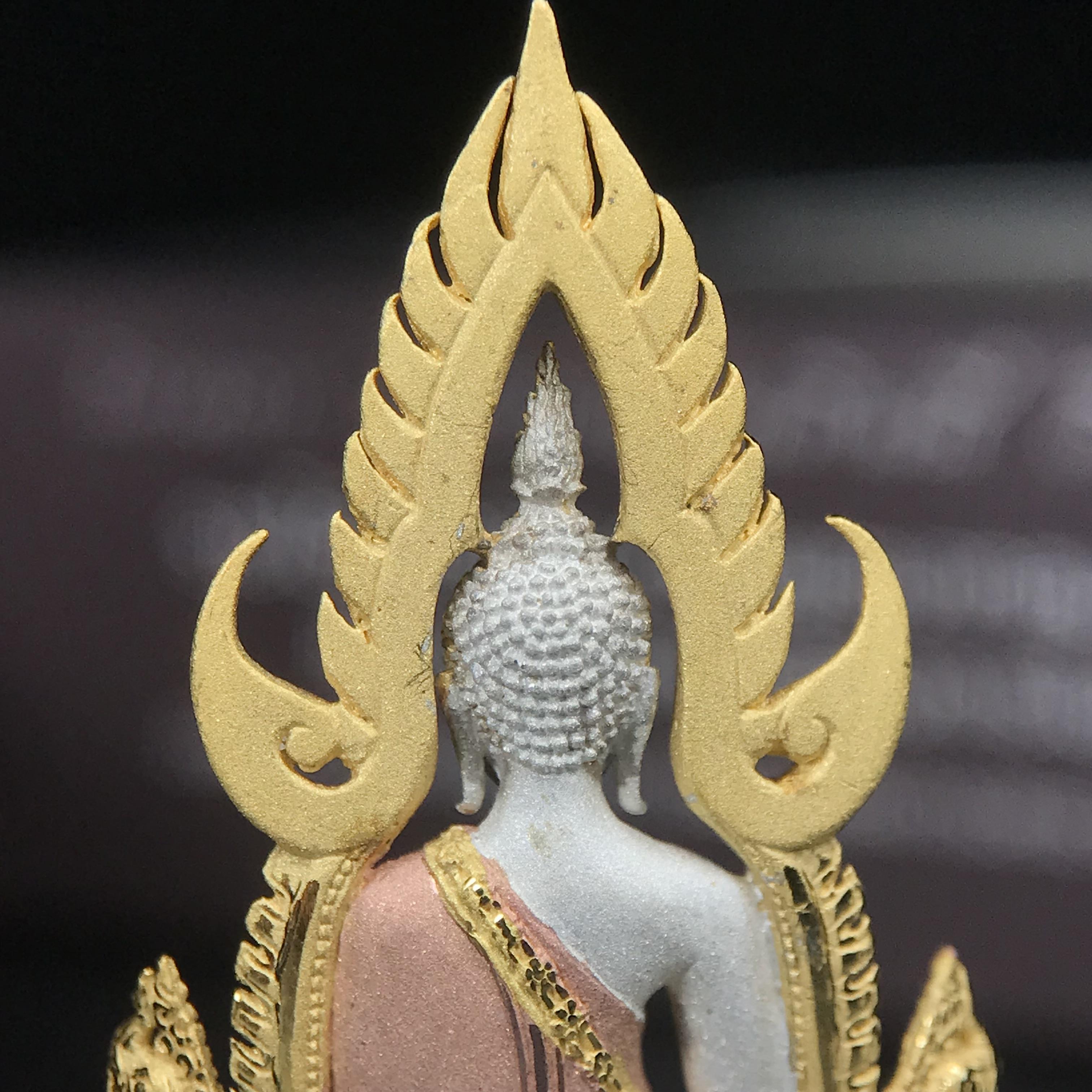 พระพุทธชินราช ภปร. โครงการ "เพราะแผ่นดินนี้ คือ แผ่นดินเกิด" ปี 2548(รุ่นแรก) ลอยองค์เนื้อเงินสามกษัตริย์ หน้าตัก 1/2 นิ้ว (ขนาด 3.5 x 2.5 ซม.) พุทธศิลป์งดงามทรงคุณค่า รุ่นยอดนิยม(องค์หมายเลข ๘๘๕๐)