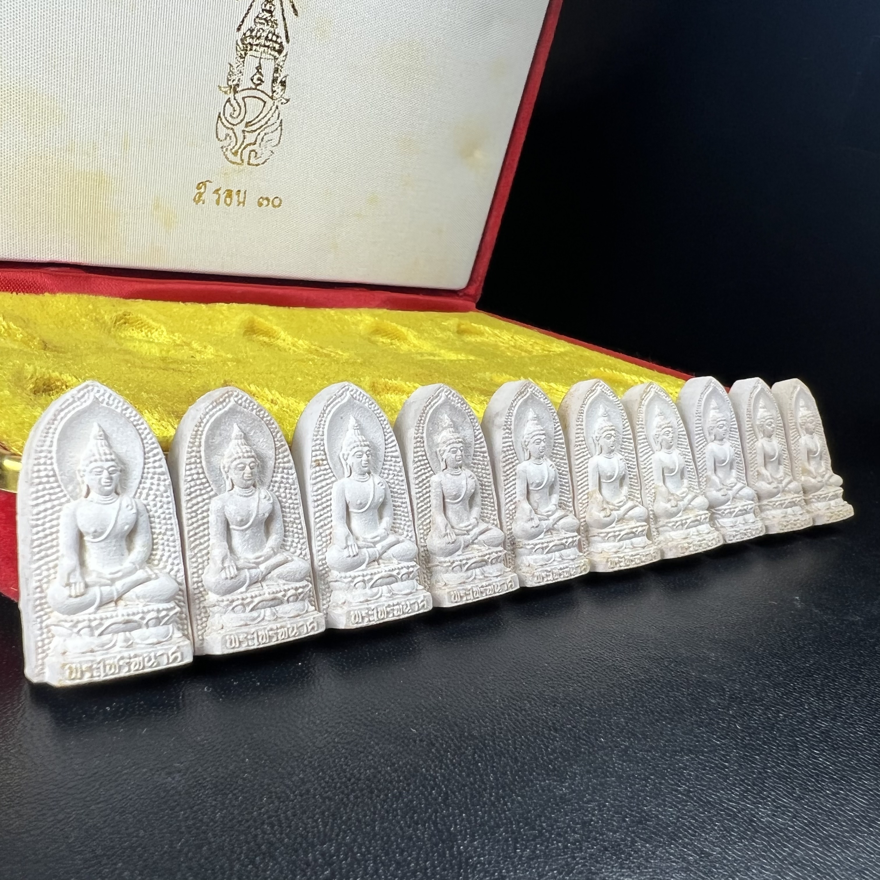 พระไพรีพินาศ ภปร. ครบ 5 รอบ ร.9 ปี 2530(เนื้อผงพิมพ์ใหญ่) ชุดกรรมการ บรรจุจำนวน 10 องค์ ในกล่อง ตราสัญลักษณ์ ภปร.(ในหลวงรัชกาลที่9เสด็จในพิธีเจิมพระสุหร่าย)พระดี พิธีใหญ่ ประกอบพิธีพุทธาภิเษกพร้อมกับพิธีพระกริ่งปวเรศ ปี2530 วัดบวรนิเวศวิหาร(1 ใน 15 ชุด)