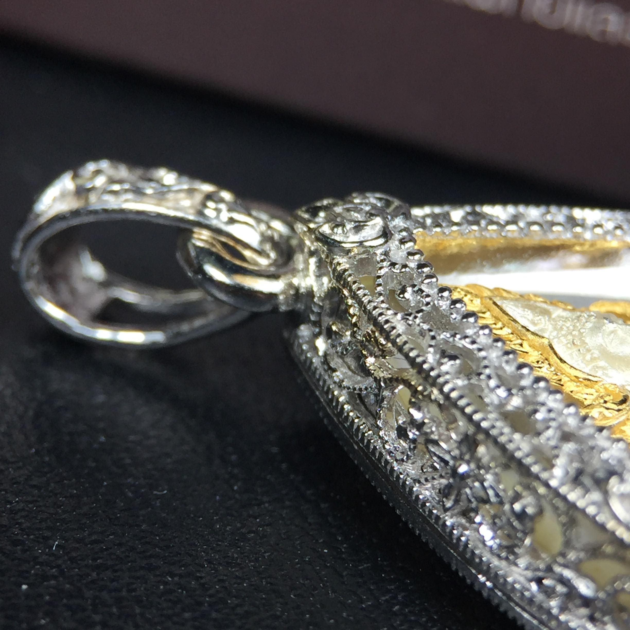 พระพุทธชินราช ภปร. โครงการ "เพราะแผ่นดินนี้ คือ แผ่นดินเกิด" ปี2548(รุ่นแรก) เหรียญทรงหยดน้ำ ขนาด 21 x 31 มม. เนื้อเงินสามกษัตริย์ องค์พระชุบสามกษัตริย์ ล้อมด้วยกรอบเงินชุบทองคำขาวสลักเสลาเป็นลวดลายละเอียดอ่อน ส่วนพื้นองค์พระเป็นเปลือกหอยมุข