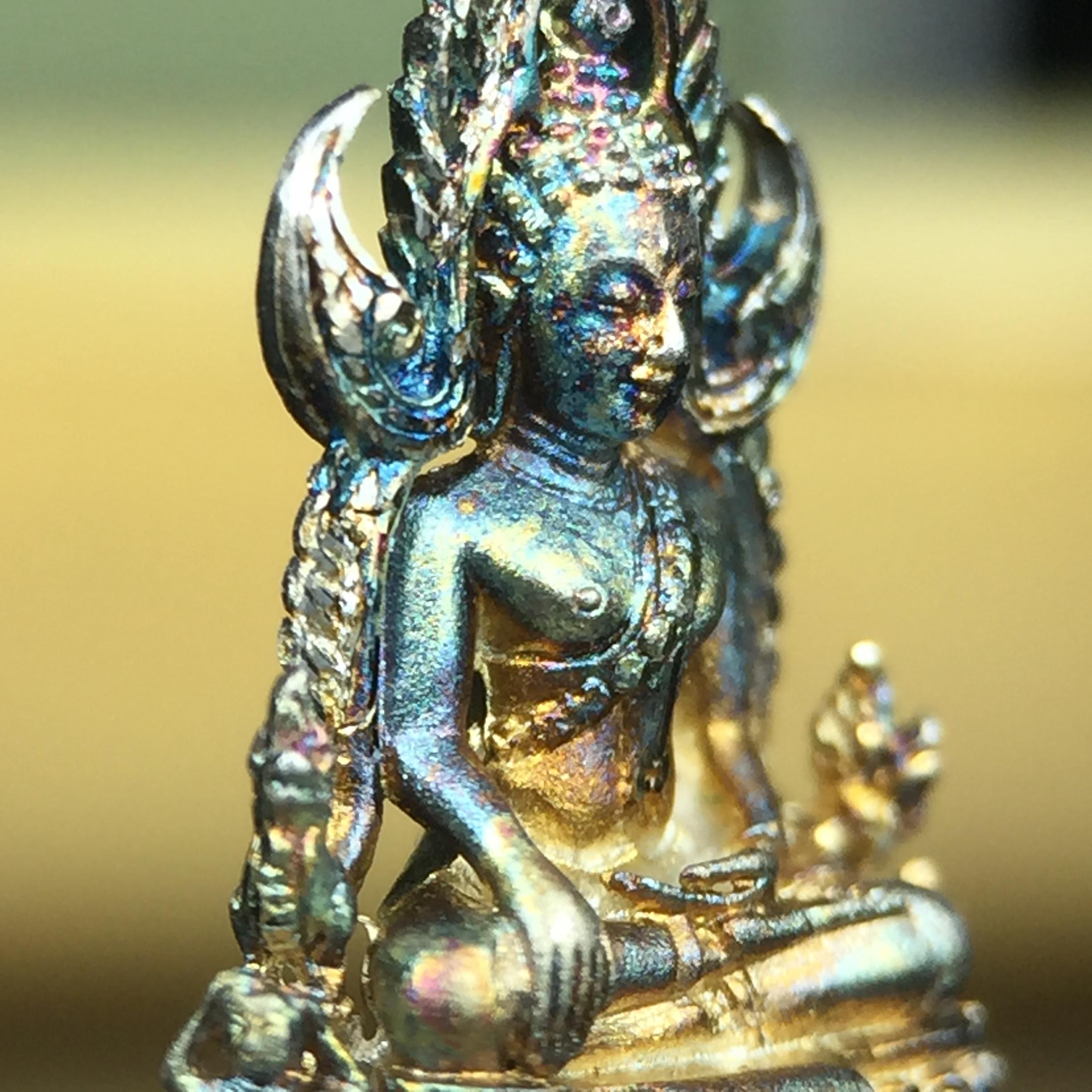 พระพุทธชินราช(จำลอง) ภปร. 84 พรรษา เนื้อเงินชุบทองคำขาว พิมพ์เล็กขนาดหน้าตัก 1/4 นิ้ว (สภาพผิวเดิมสวย ขึ้นสีรุ้งธรรมชาติ แบบนิยม)(พระราชทานมวลสาร จิตรลดาและเส้นพระเจ้า(เส้นผม))พุทธศิลป์ทรงคุณค่าอีกหนึ่งรุ่นยอดนิยม