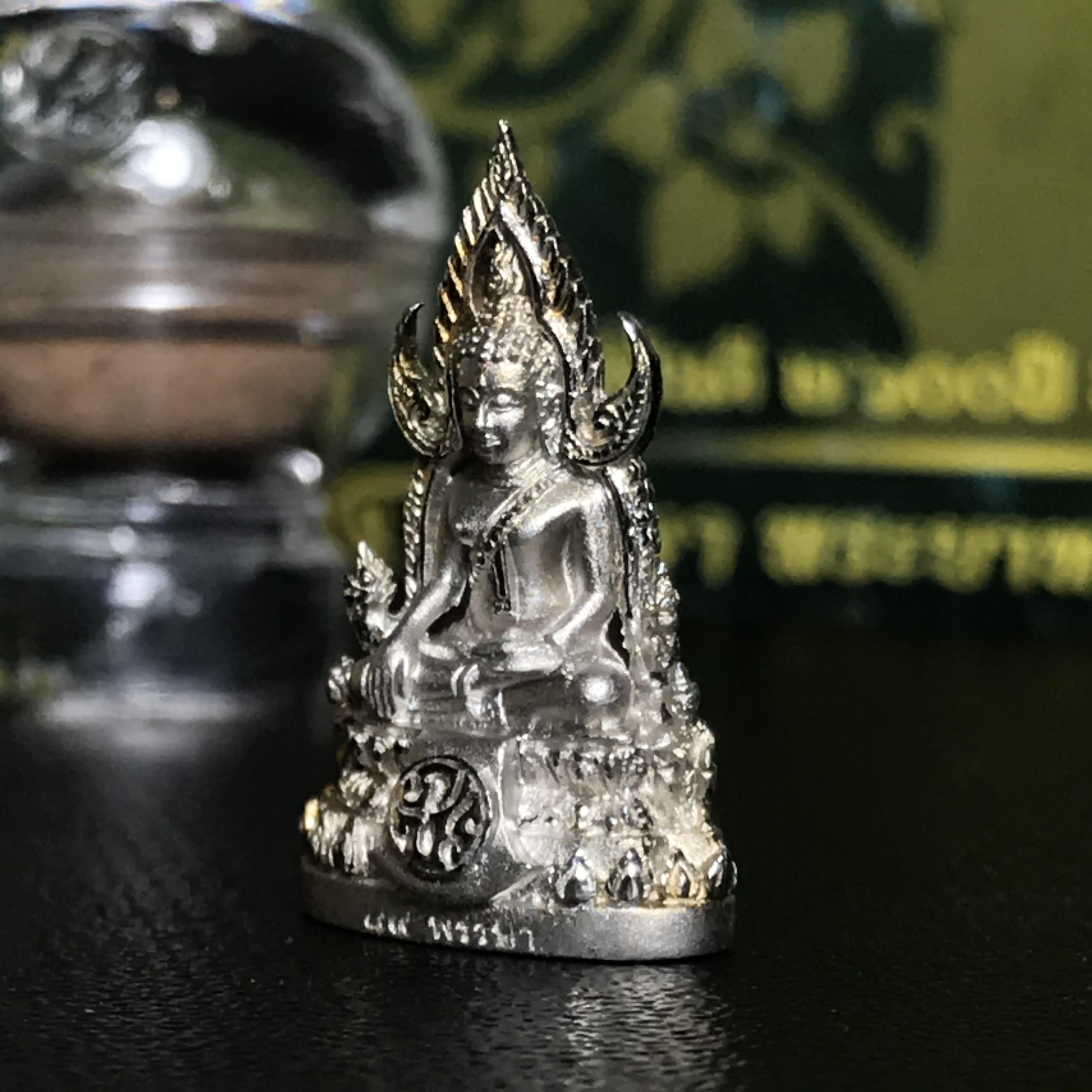 พระพุทธชินราช(จำลอง) ภปร. 84 พรรษา เนื้อเงินชุบทองคำขาว พิมพ์เล็กขนาดหน้าตัก 1/4 นิ้ว (สภาพผิวเดิมสวยงาม)