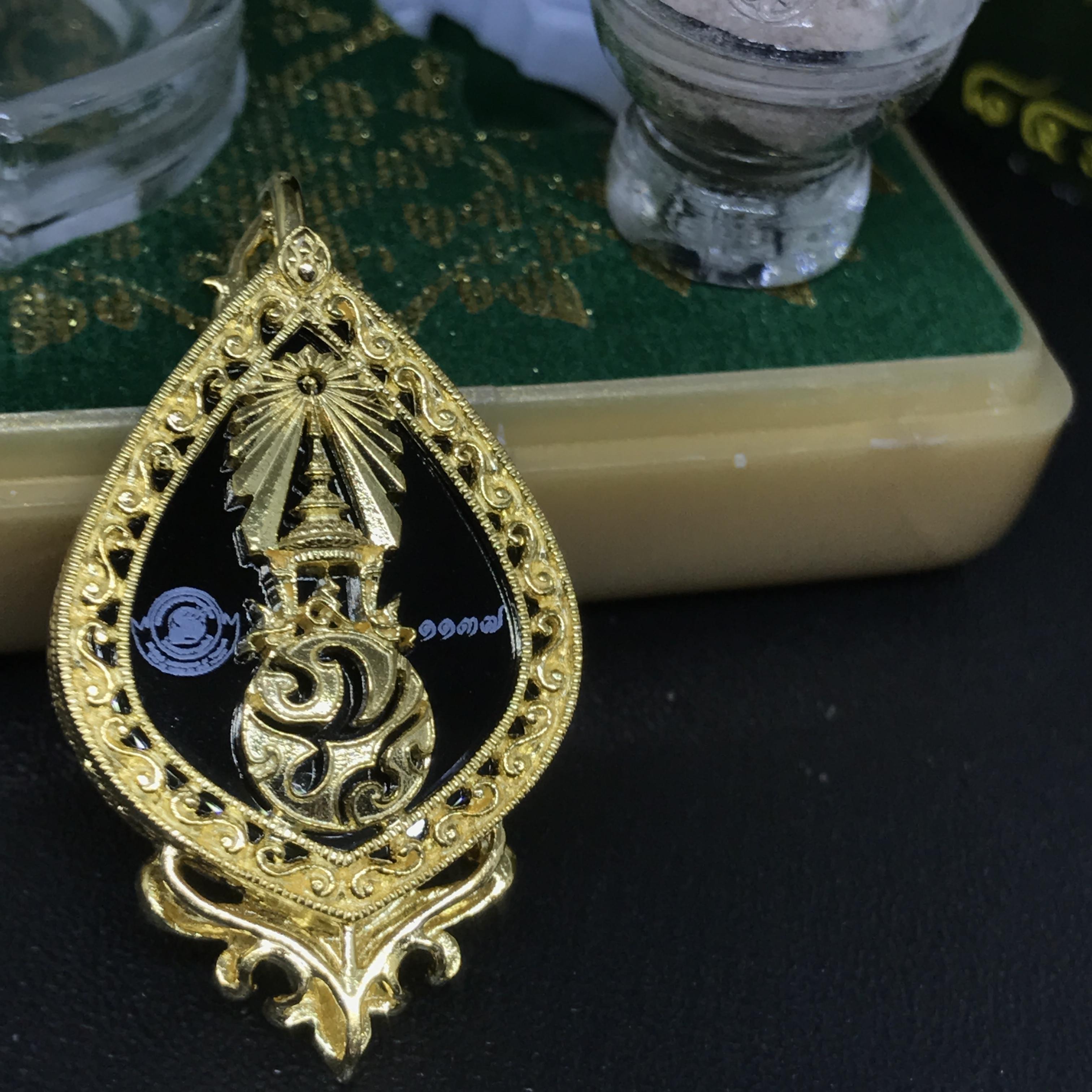 เหรียญพระพุทธชินราช(จำลอง) ภปร 84พรรษา ทรงหยดน้ำ เนื้อทองคำ(20*36 มม.)(นิยมหายาก)