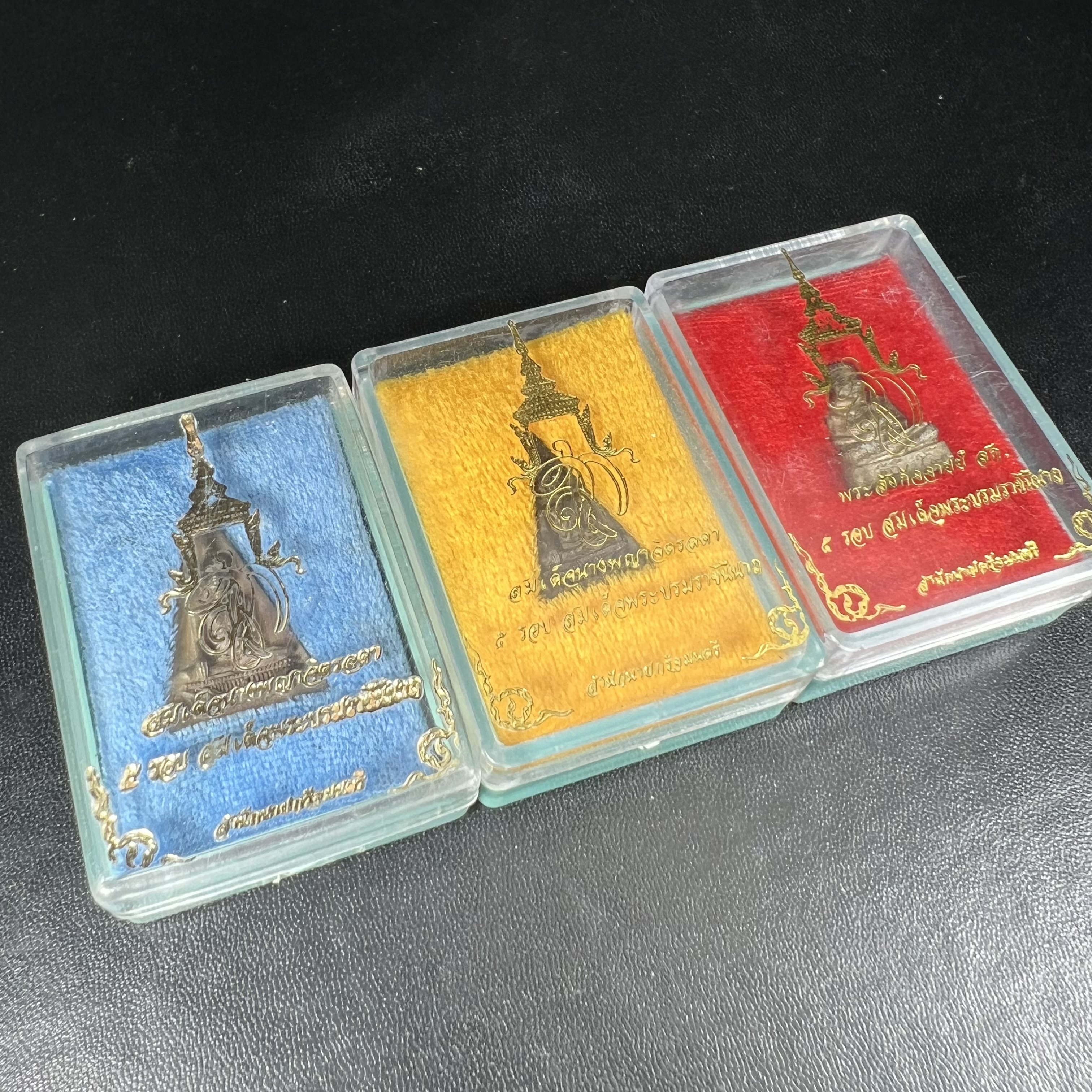 สมเด็จนางพญาจิตรลดา สก. พิมพ์ใหญ่และพิมพ์เล็ก + สมเด็จพระสังกัจจายน์ สก. ครบชุดเนื้อนวโลหะ(รวม 3 องค์) เฉลิมพระชนมพรรษา 5 รอบ สมเด็จพระบรมราชินีนาถ ปี 2535 จัดสร้างโดย สำนักนายกรัฐมนตรี (พิธีปลุกเสกใหญ่ 3 วาระ)(ในหลวง ร.๙ และพระราชินี เสด็จในพิธี)