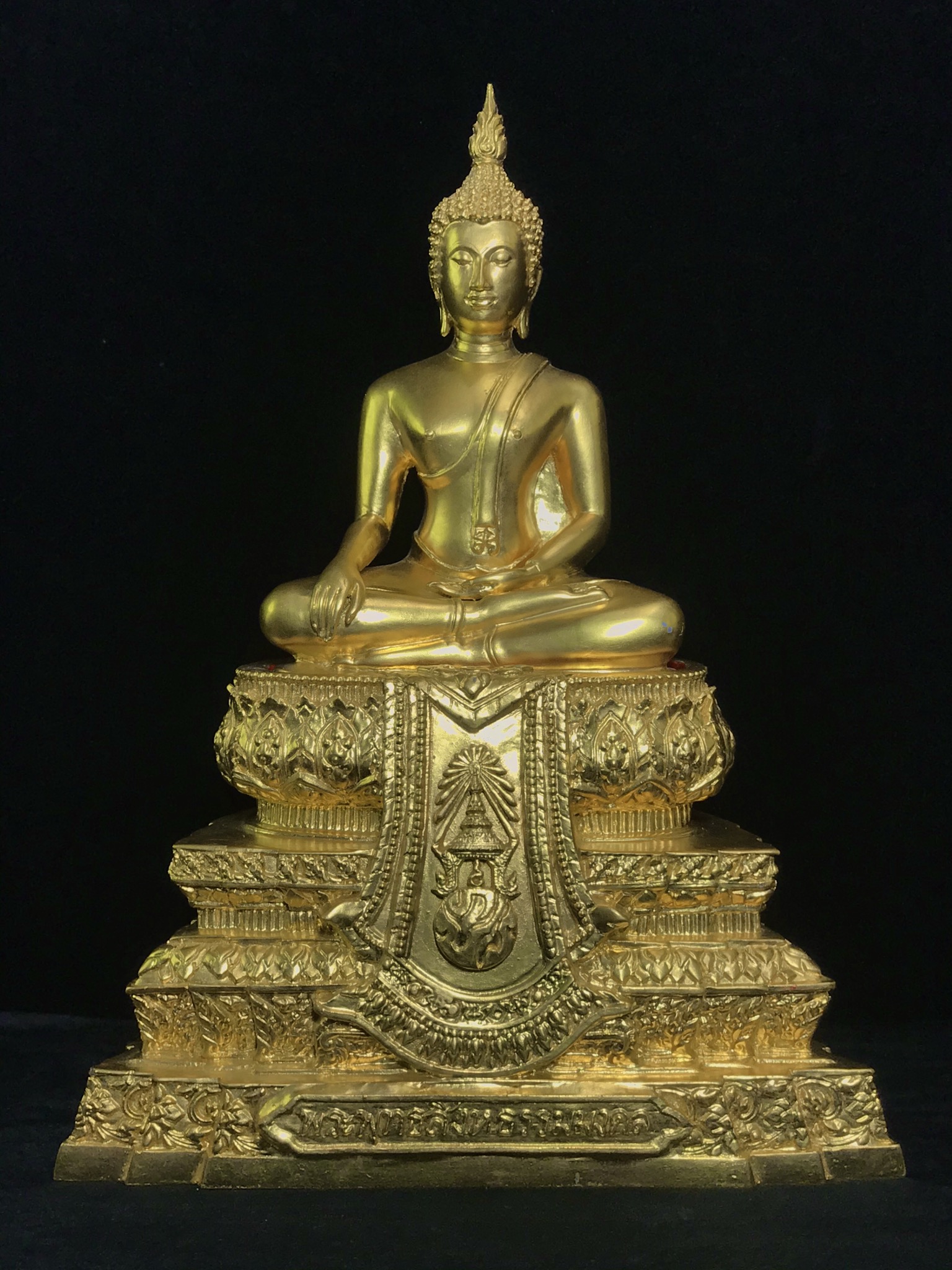 พระพุทธสิงหธรรมมงคล ภปร. รุ่นแรก พุทธสมาคมแห่งประเทศไทย ในพระบรมราชูปถัมภ์ จัดสร้าง ปี2547 เนื้อโลหะผสมปิดทอง หน้าตัก 5 นิ้ว(1 ใน 1999 องค์)