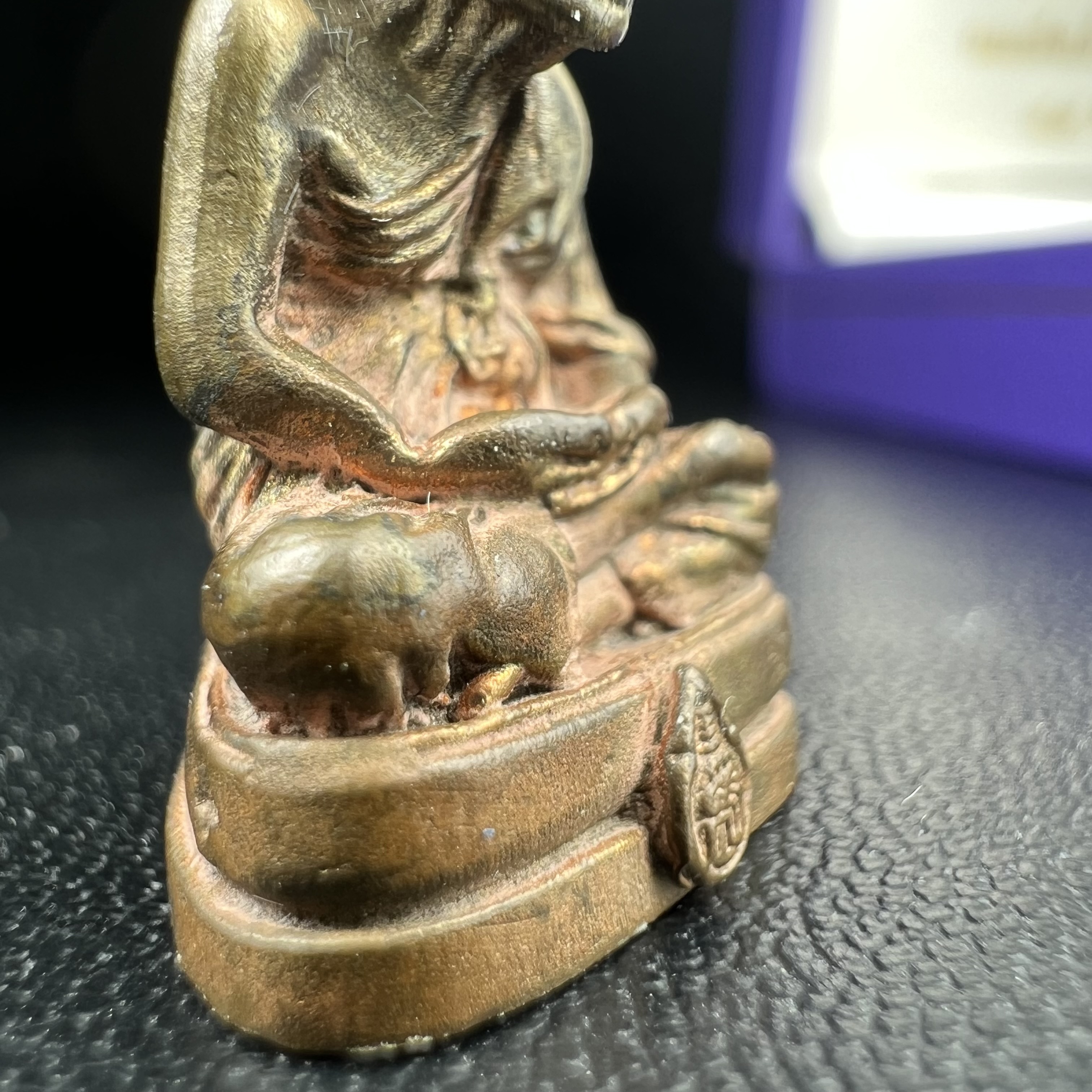 หลวงพ่อทวด สธ. รุ่นสมเด็จเจ้าฟ้ามหาจักรี 48พรรษา จัดสร้างโดยสภากาชาดไทย ปี2546 (รูปหล่อขนาดห้อยคอ) ) เนื้อนวโลหะ(ขนาดกลาง 1.5*2.2 ซม.)พุทธาภิเษก ณ วัดช้างให้ จังหวัดปัตตานี พร้อมกล่องบรรจุเดิมสวยงาม