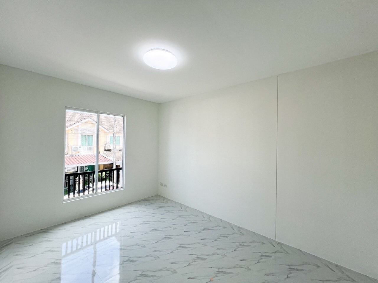 For Sales : Ratsada, 2-Story Town House, 3 Bedrooms 2 Bathrooms