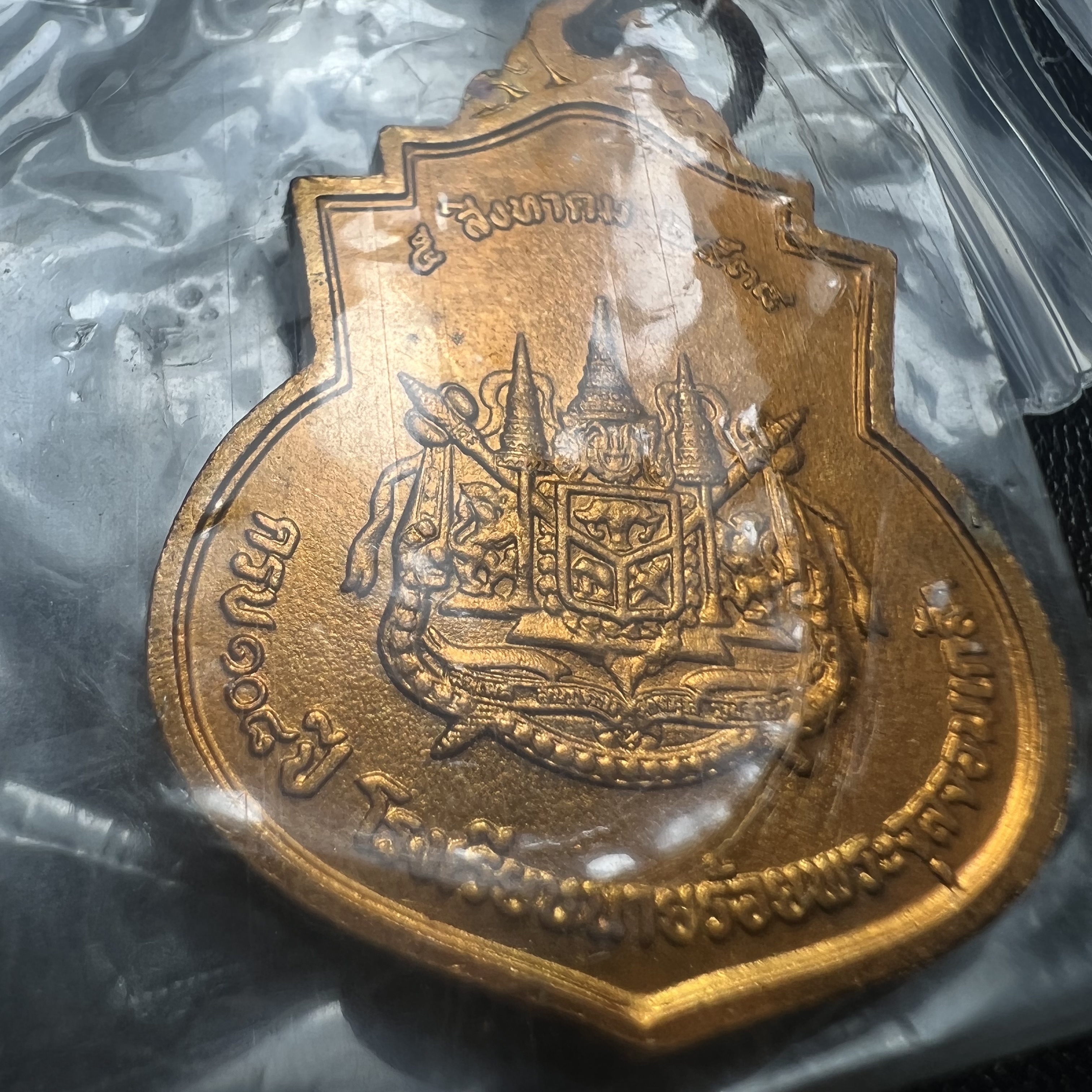 เหรียญที่ระลึกรัชกาลที่ 5 รุ่น ครบ 108 ปี โรงเรียนนายร้อยพระจุลจอมเกล้า ปี 2538 เหรียญเสมาเนื้อทองแดง (คัดสภาพสวยซีนซองเดิม ผิวเดิมสวยมาก) ผลิตโดย กองกษาปณ์ กรมธนารักษ์ สมเด็จพระญาณสังวร สมเด็จพระสังฆราช วัดบวรนิเวศวิหาร ทรงเป็นประธาน(นิยม พิธีใหญ่)