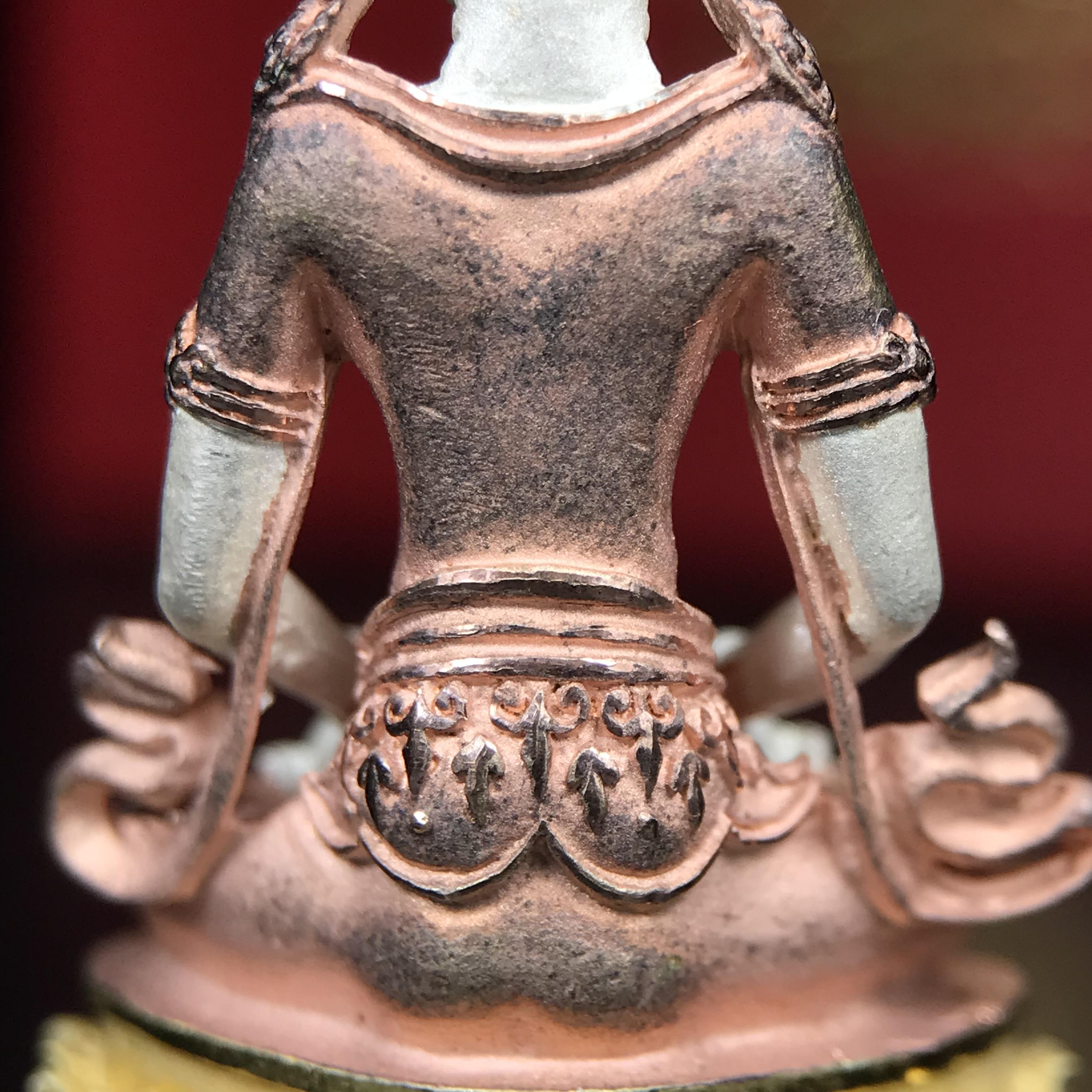 พระกริ่งอวโลกิเตศวร ( เจ้าแม่กวนอิม ) วัดโพธิ์แมนคุณาราม รุ่นอุดมโภคทรัพย์ พ.ศ.2539 เนื้อเงิน 3 กษัตริย์ (องค์พิเศษกรรมการ ฝังเพชรตำแหน่งดวงตาที่สามกลางหน้าผาก 1 เม็ด)(อีกหนึ่งรุ่นยอดนิยม พุทธศิลป์สวยงดงาม)***องค์พิเศษกรรมการฝังเพชร พบเจอน้อยหายากมาก***