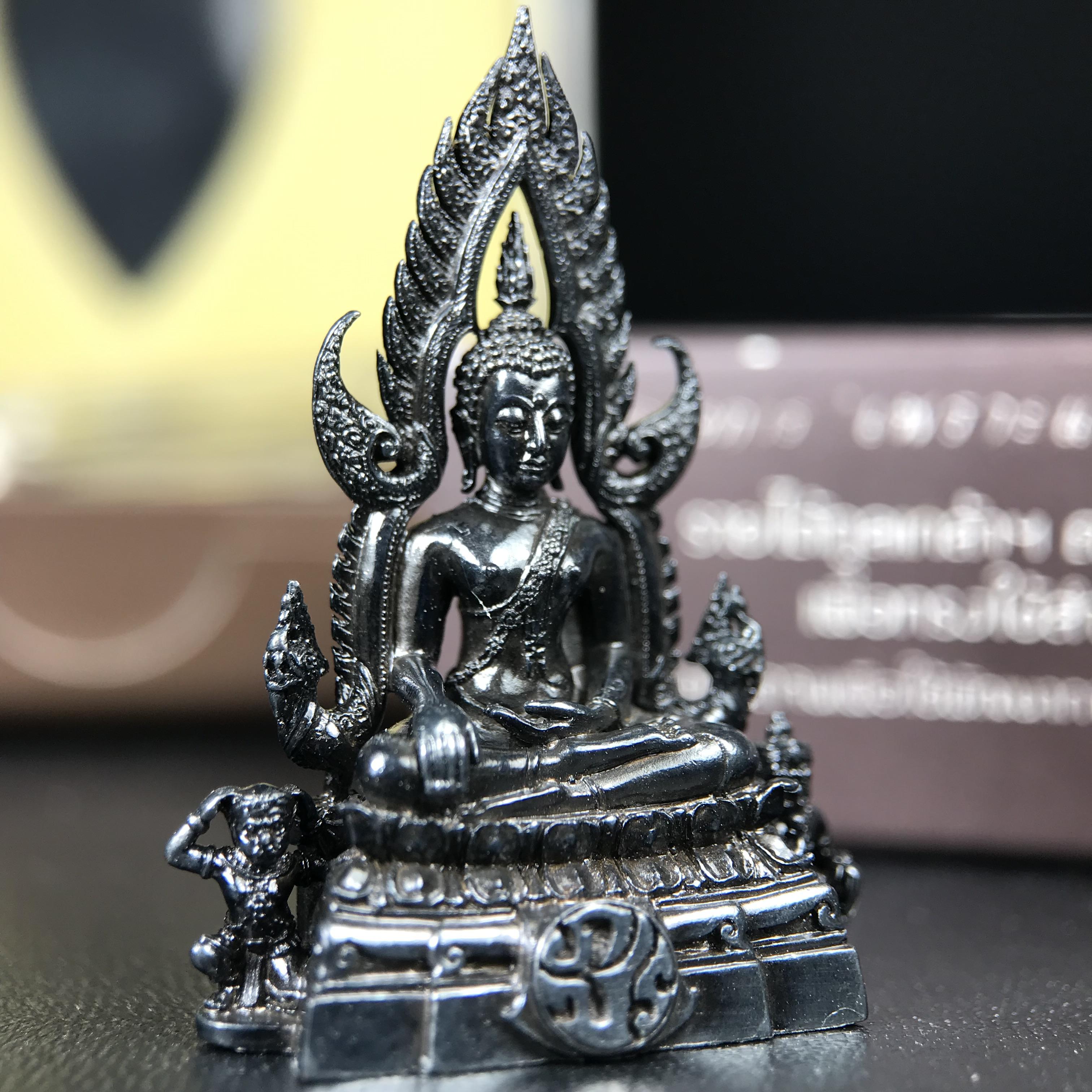 พระพุทธชินราช ภปร. โครงการ "เพราะแผ่นดินนี้ คือ แผ่นดินเกิด" ปี2548(รุ่นแรก) ลอยองค์ หน้าตัก 1/2 นิ้ว(ขนาด 3.5 x 2.5 ซม.) เนื้อเงินรมดำ(พุทธศิลป์จำลองเมื่อครั้งลอกทอง ครั้งที่3 เมื่อปี2547 ร้อยปีจะมีสักครั้ง "พระพุทธชินราชองค์ดำ")