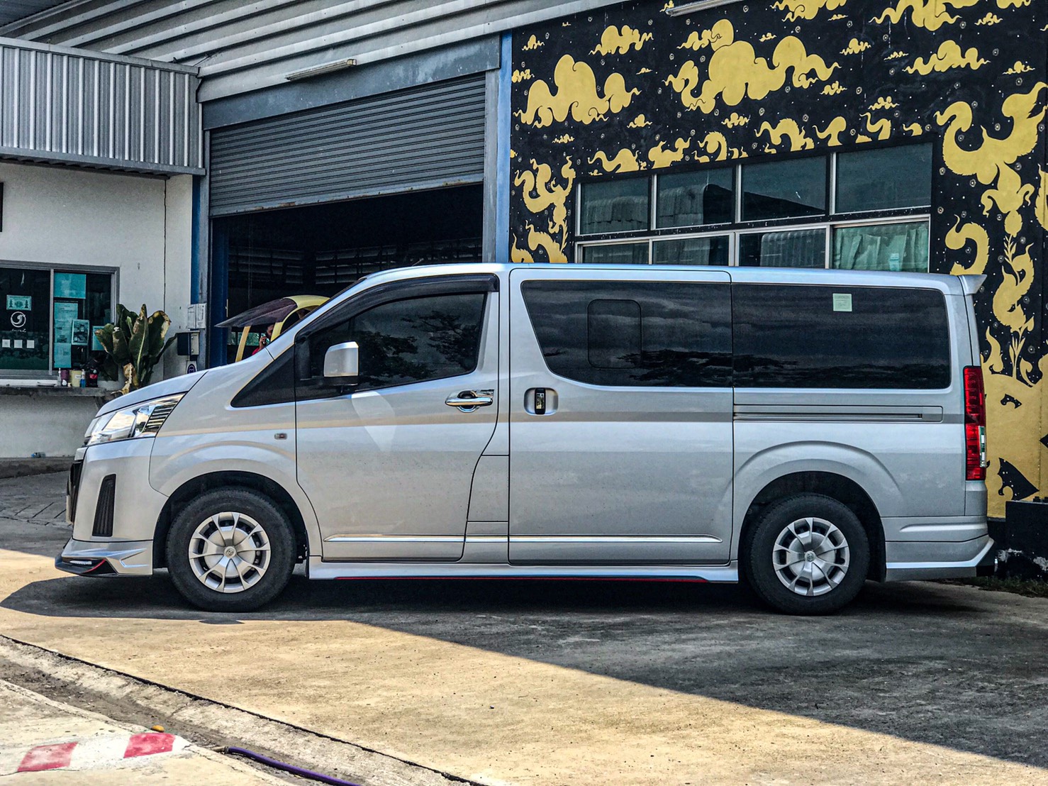 Toyota Hiace 2019 V.1 bodykits by Amoriz