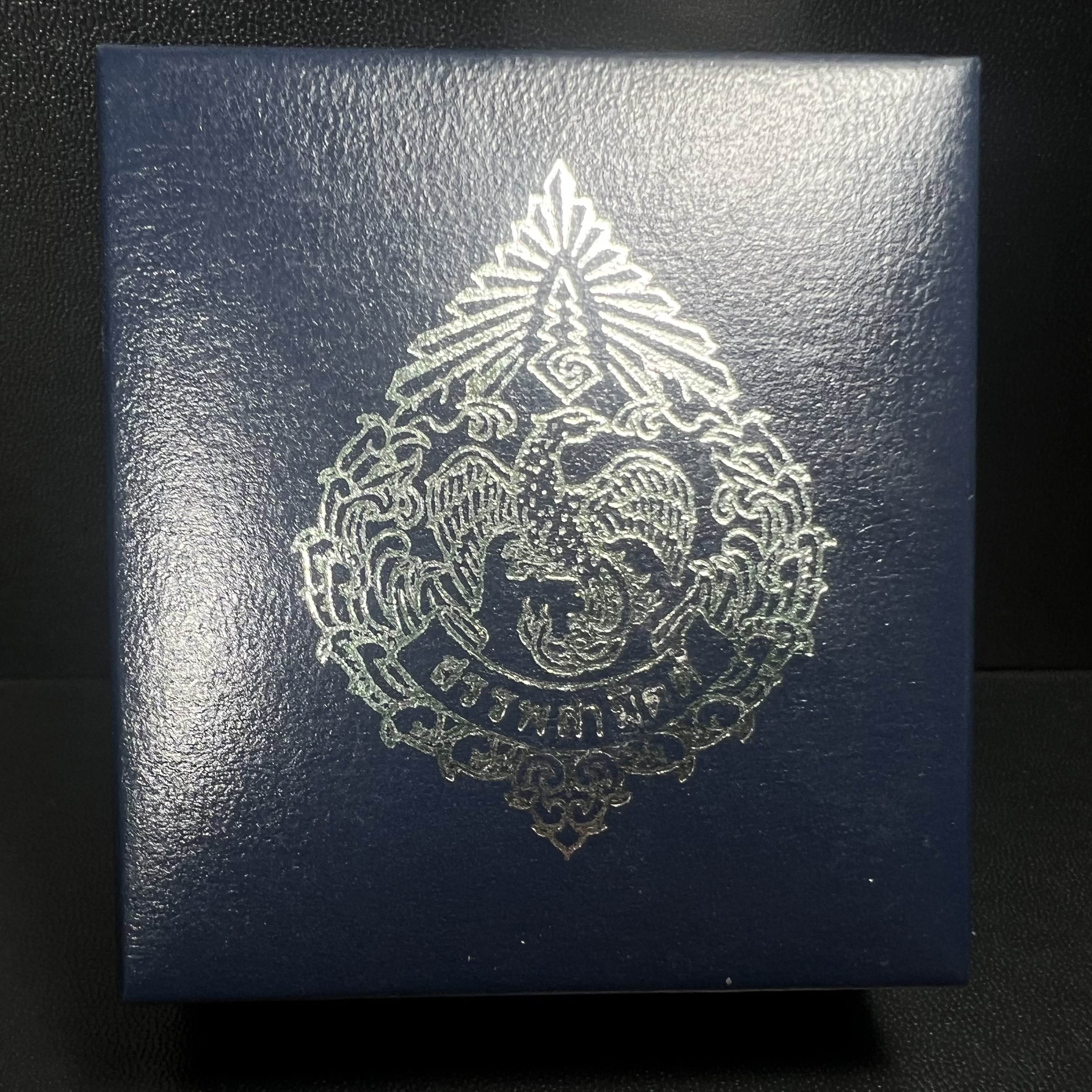 พระแก้วมรกต กรมสรรพสามิตจัดสร้างขึ้นเนื่องในโอกาสครบรอบ 64 ปีของกรมสรรพสามิต และเนื่องในวโรกาสที่พระบาทสมเด็จพระเจ้าอยู่หัวทรงครองราชย์ครบ50ปีเมื่อ พ.ศ.2539 เนื้อเงินทรายนวลขัดเงา(ผิวเดิมๆขึ้นสีรุ้งธรรมชาติสวย(สเน่ห์พระเนื้อเงินสีสันที่ธรรมชาติสรรค์สร้าง)