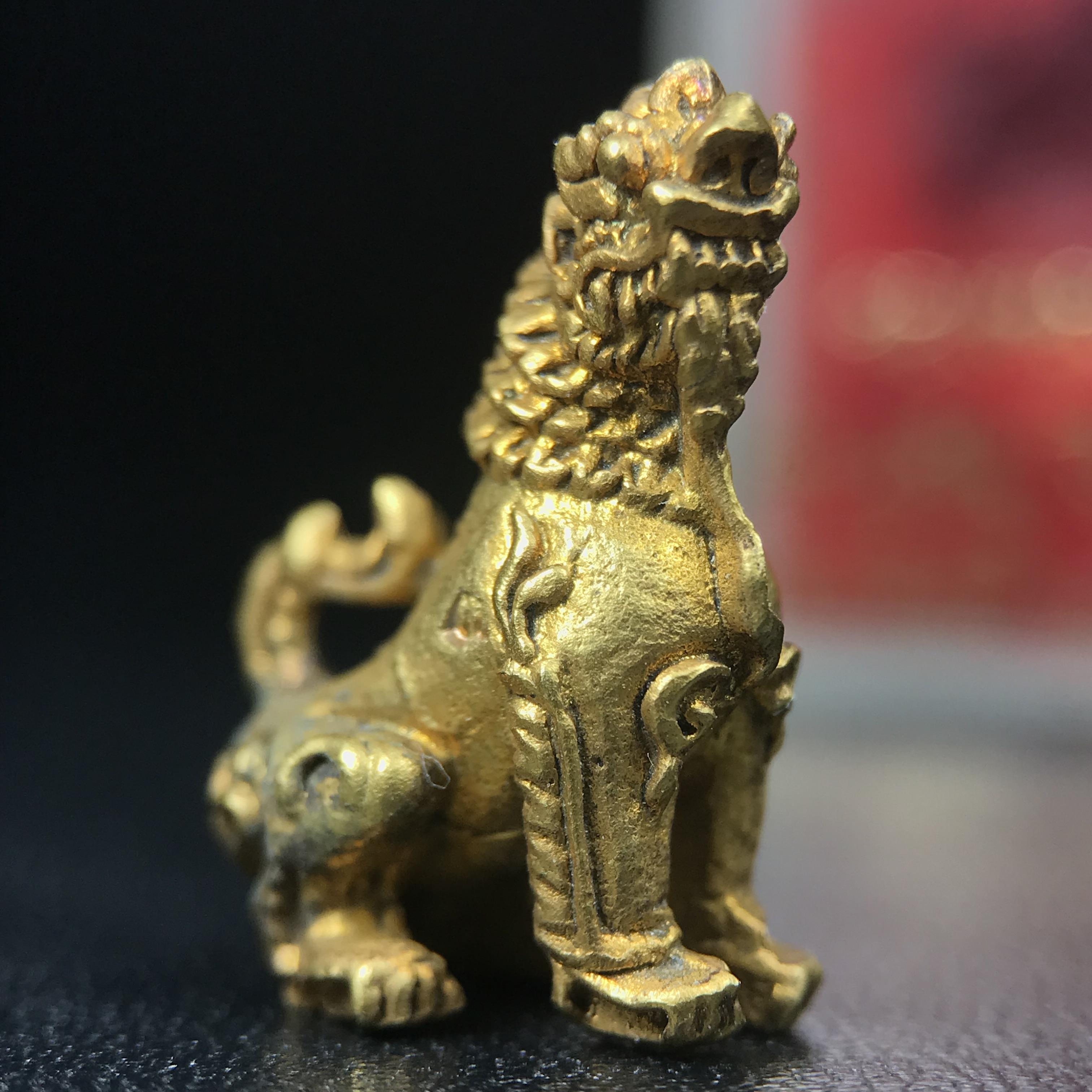 สิงห์เจ้าพ่อดำ วัดบุพพาราม จ.เชียงใหม่ ปี 2518 เนื้อกะไหล่ทอง(ตอก 2 โค๊ต)หายาก(สภาพผิวเดิมสวยเดิมกล่องครบ) สิงห์รุ่นนี้มีพิธีดีมีเกจิอาจารย์ที่ร่วมปลุกเสกมากมาย****เครื่องราง ที่พระบาทสมเด็จพระเจ้าอยุ่รัชกาลที่ ๙ ทรงเสด็จฯประกอบพิธีด้วยพระองค์เอง