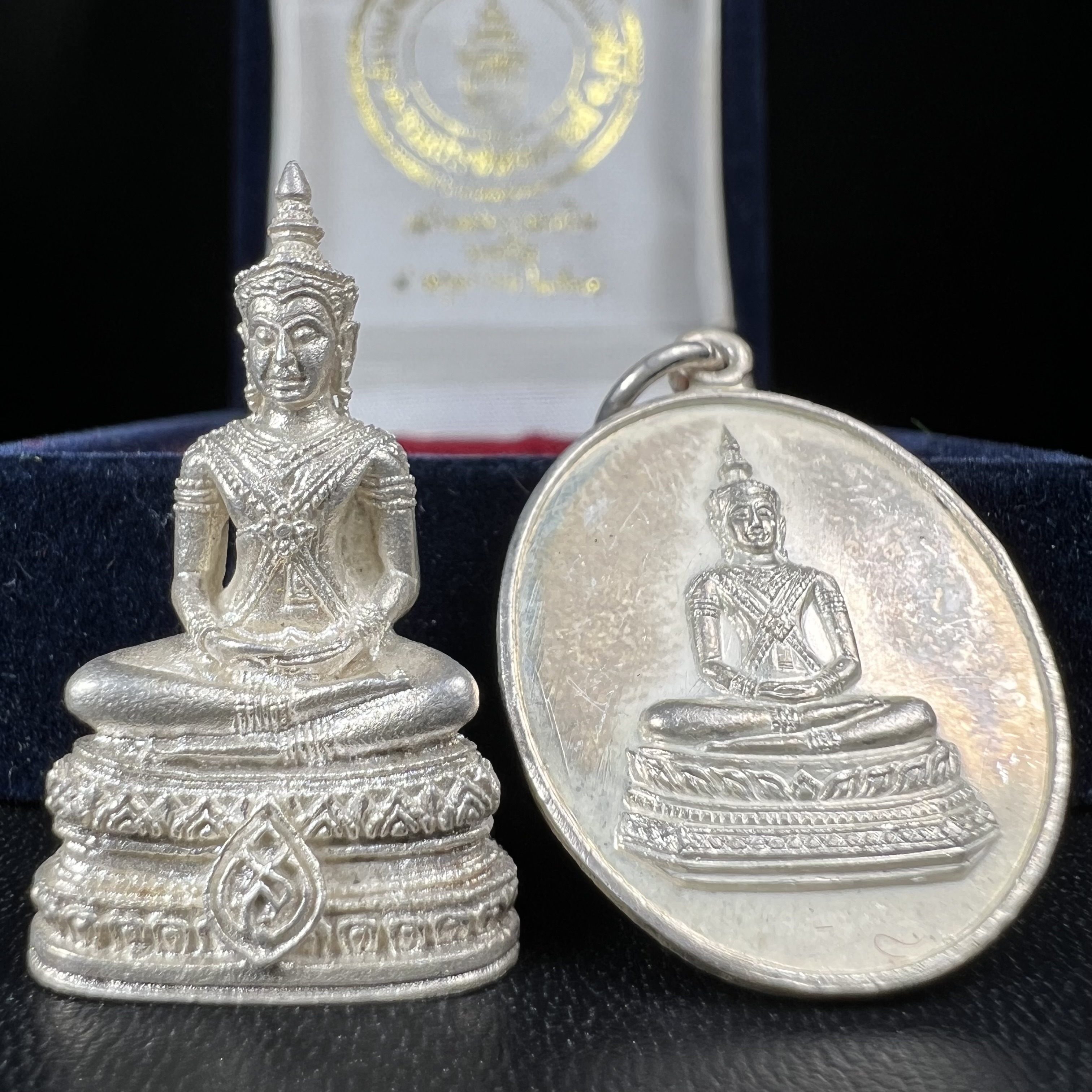 พระวาสนะเวศม์ พร้อมเหรียญ ชุดกรรมการ เนื้อเงิน(หายากพบเจอน้อย) สร้างในโอกาสสมเด็จย่าทรงเปิดสถานสงเคราะห์คนชรา 8 พฤษภาคม ปี 2530 กรมประชาสงเคราะห์จัดสร้าง พิธีปลุกเสก วัดบวรนิเวศวิหาร