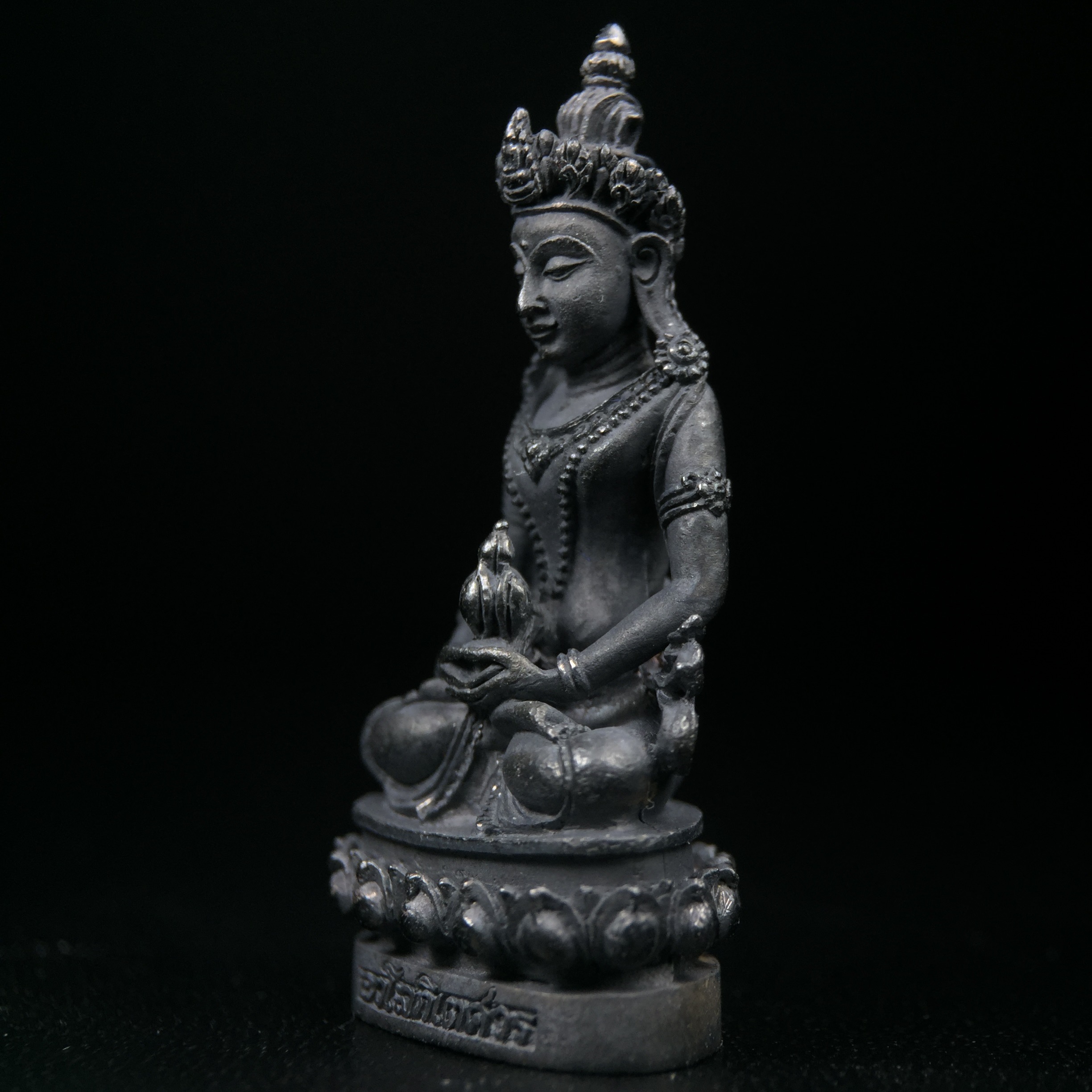 พระกริ่งอวโลกิเตศวร ( เจ้าแม่กวนอิม ) วัดโพธิ์แมนคุณาราม เนื้อเงิน พ่นทราย(ผิวเดิม กลับดำสนิทเข้มขลัง เสน่ห์ของพระเนื้อเงิน) รุ่นอุดมโภคทรัพย์ พ.ศ.2539(อีกหนึ่งรุ่นยอดนิยม พุทธศิลป์สวยงดงาม)