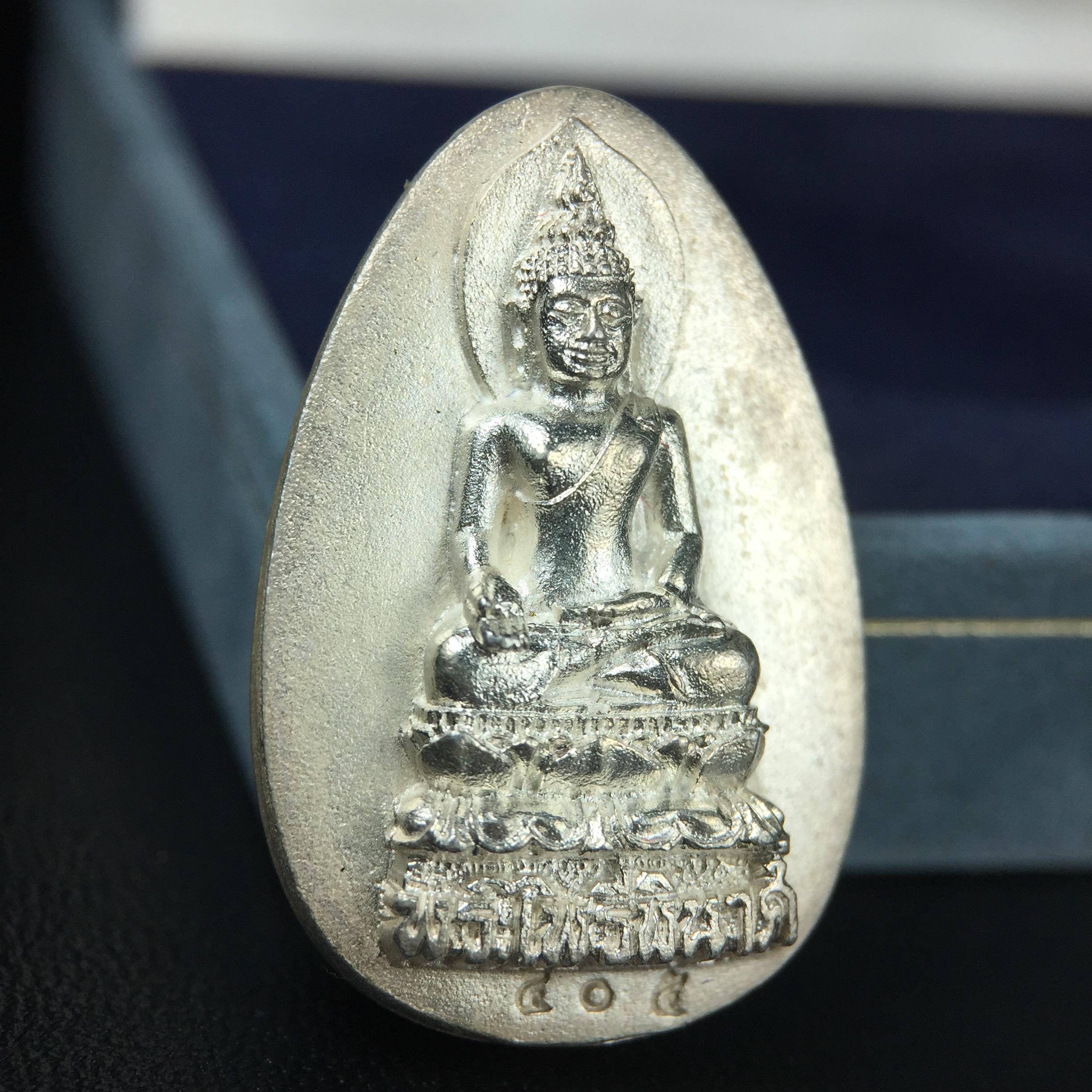 เหรียญพระไพรีพินาศตราสัญลักษณ์ หลัง สก มหามงคลเฉลิมพระชนมพรรษา 5 รอบ ครบ 60 พรรษาพระราชินีในหลวงรัชกาลที่ 9 ปี 2535 วัดบวรนิเวศวิหาร เนื้อเงิน(หมายเลข ๔๐๕)(เลขสวยผลรวมได้เลข 9 มหามงคลเจริญก้าวหน้าในทุกด้าน )พร้อมกล่องบรรจุเดิมสวยครบ(เนื้อเงินรุ่นนี้หายาก)