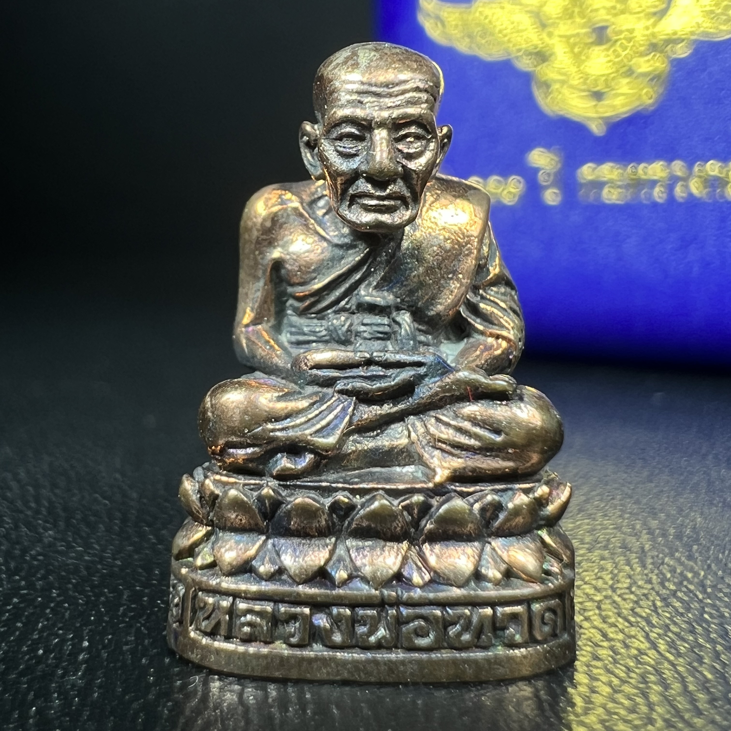 รูปเหมือนหล่อลอยองค์หลวงปู่ทวด รุ่น 111ปี กระทรวงกลาโหม เนื้อนวโลหะรมดำ-ปัดเงา ปี2540 พิธีใหญ่ เข้มขลัง นิยม พร้อมกล่องบรรจุเดิม(คัดสภาพสวยผิวเทพๆผิวรุ้งๆ)ทั้งพิธีทั้งพุทธศิลป์ทรงคุณค่าอีกหนึ่งรุ่นยอดนิยม