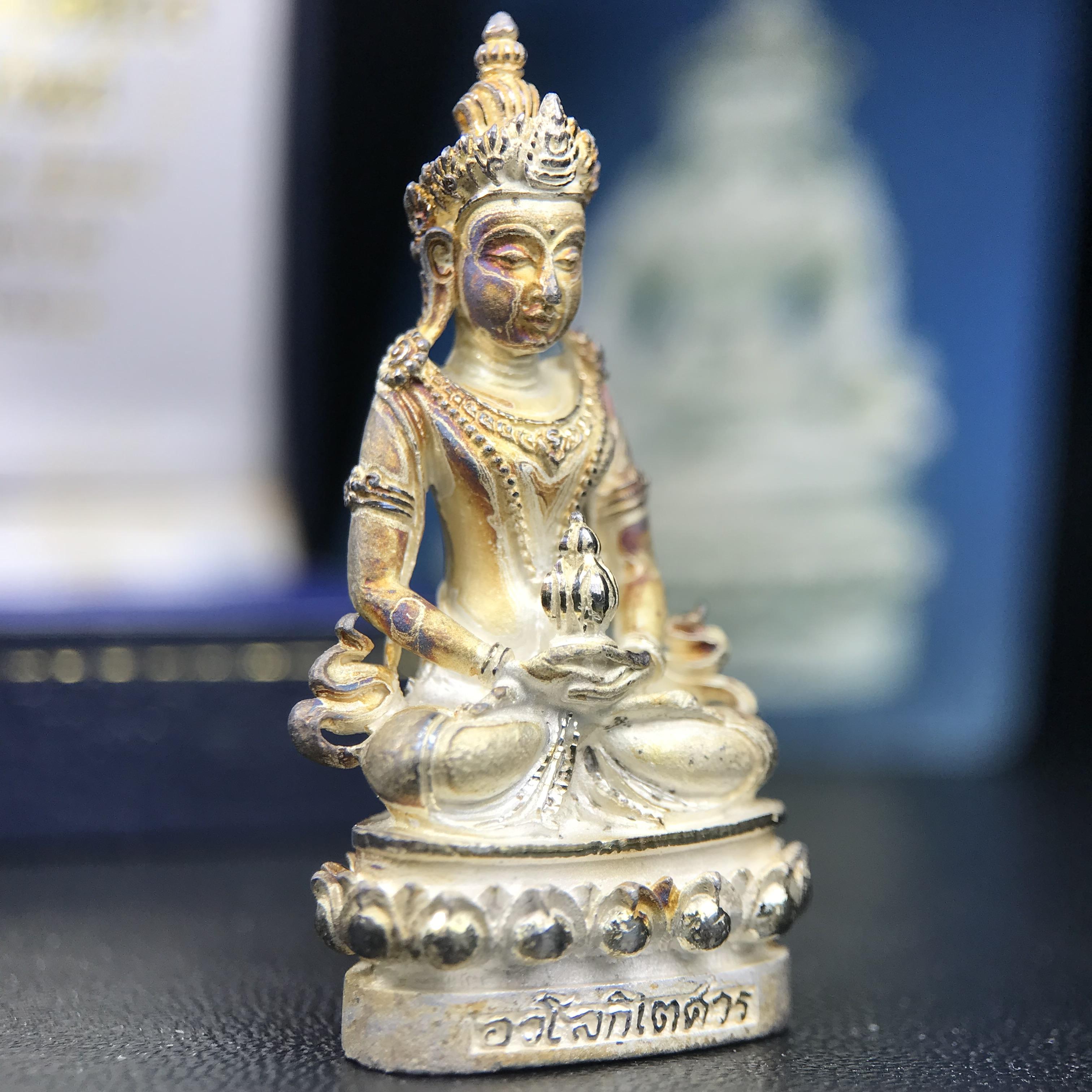 พระกริ่งอวโลกิเตศวร ( เจ้าแม่กวนอิม ) วัดโพธิ์แมนคุณาราม รุ่นอุดมโภคทรัพย์ พ.ศ.2539 เนื้อเงินพ่นทราย(ผิวเดิม ขึ้นสีรุ้งธรรมชาติ แบบนิยม เสน่ห์ของพระเนื้อเงิน) (พร้อมกล่องบรรจุการ์ดใบรับรองเดิมครบ)(อีกหนึ่งรุ่นยอดนิยม พุทธศิลป์สวยงดงาม)หายาก 1 ใน 5000 องค์