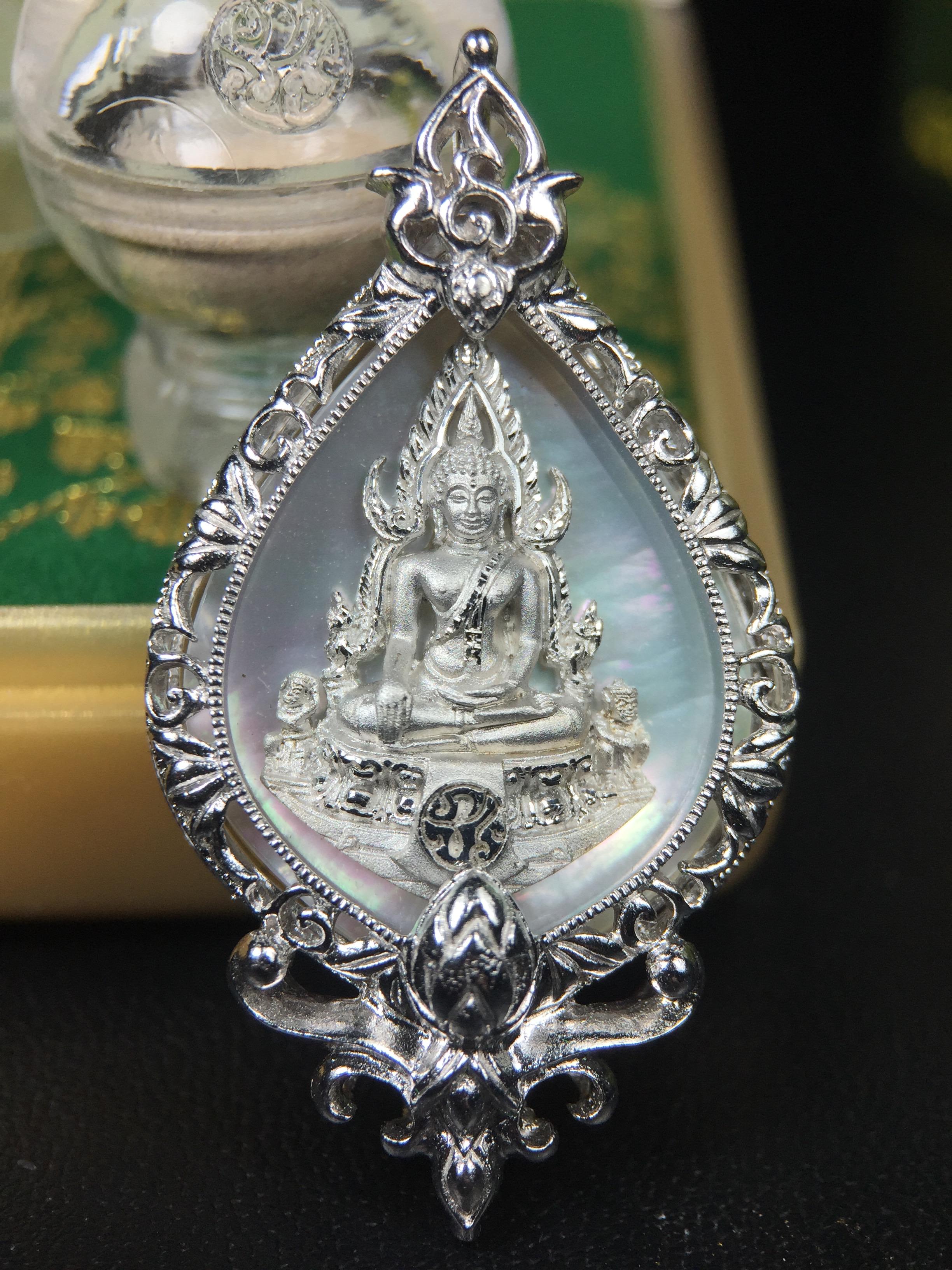 พระพุทธชินราช(จำลอง) ภปร. 84 พรรษา ทรงหยดน้ำ เนื้อเงินชุบทองคำขาว ขนาด 20*36 มม. (พระราชทานมวลสาร จิตรลดาและเส้นพระเจ้า(เส้นผม)รัชกาลที่9)พุทธศิลป์ทรงคุณค่าอีกหนึ่งรุ่นยอดนิยม งดงาม ทรงคุณค่า หายาก