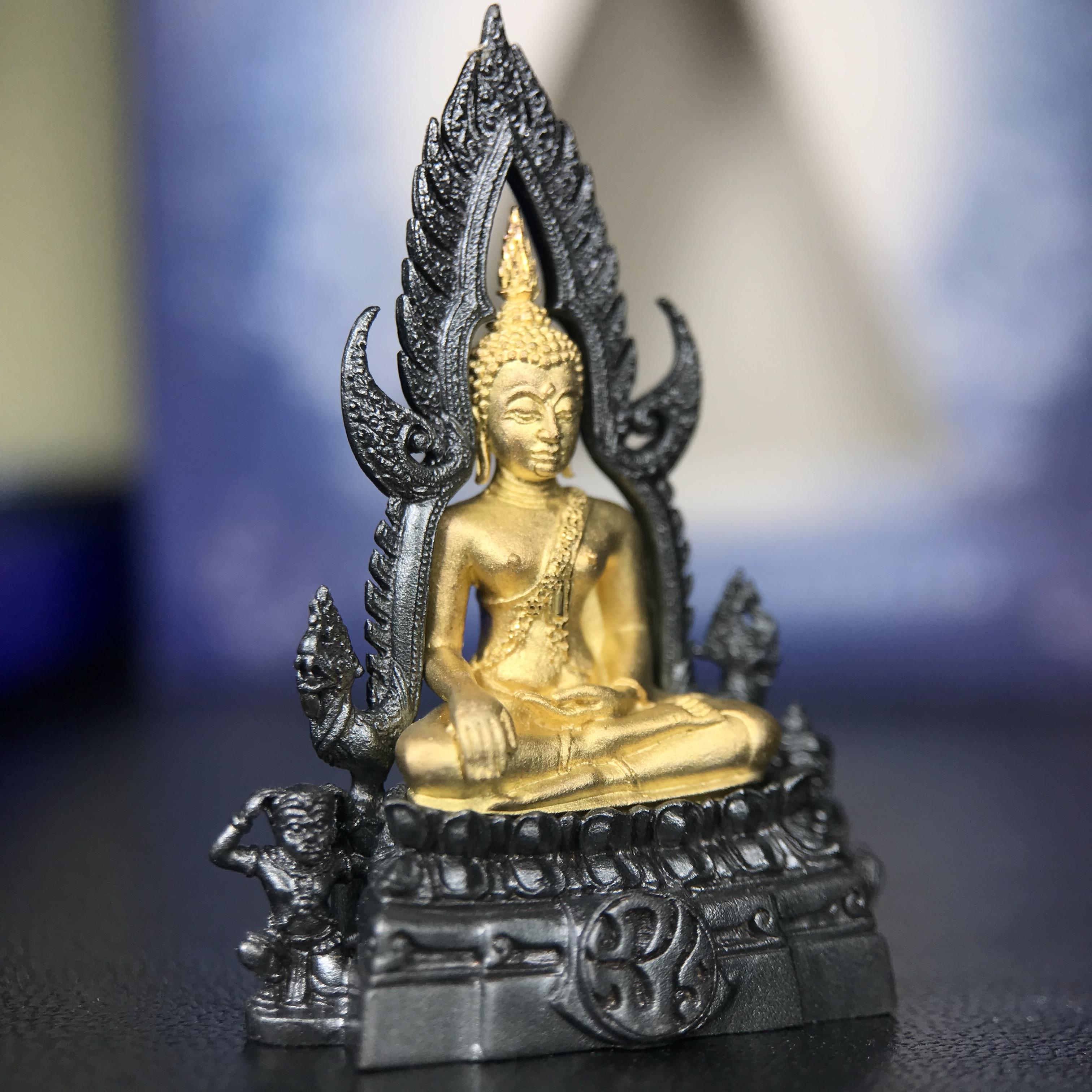 พระพุทธชินราช ภปร. โครงการ เพราะแผ่นดินนี้คือแผ่นดินเกิด เนื้อเงินชุบทองคำซุ้มรมดำ ปี2551 ขนาดหน้าตัก1/2นิ้ว(3.5*2.5 ซม.)ประกอบพิธี ณ พระอุโบสถ วัดพระศรีรัตนศาสดาราม(วัดพระแก้ว)และพระวิหารวัดพระศรีรัตนมหาธาตุวรมหาวิหาร(จ.พิษณุโลก)(สวยงามหายาก)1ใน5000องค์