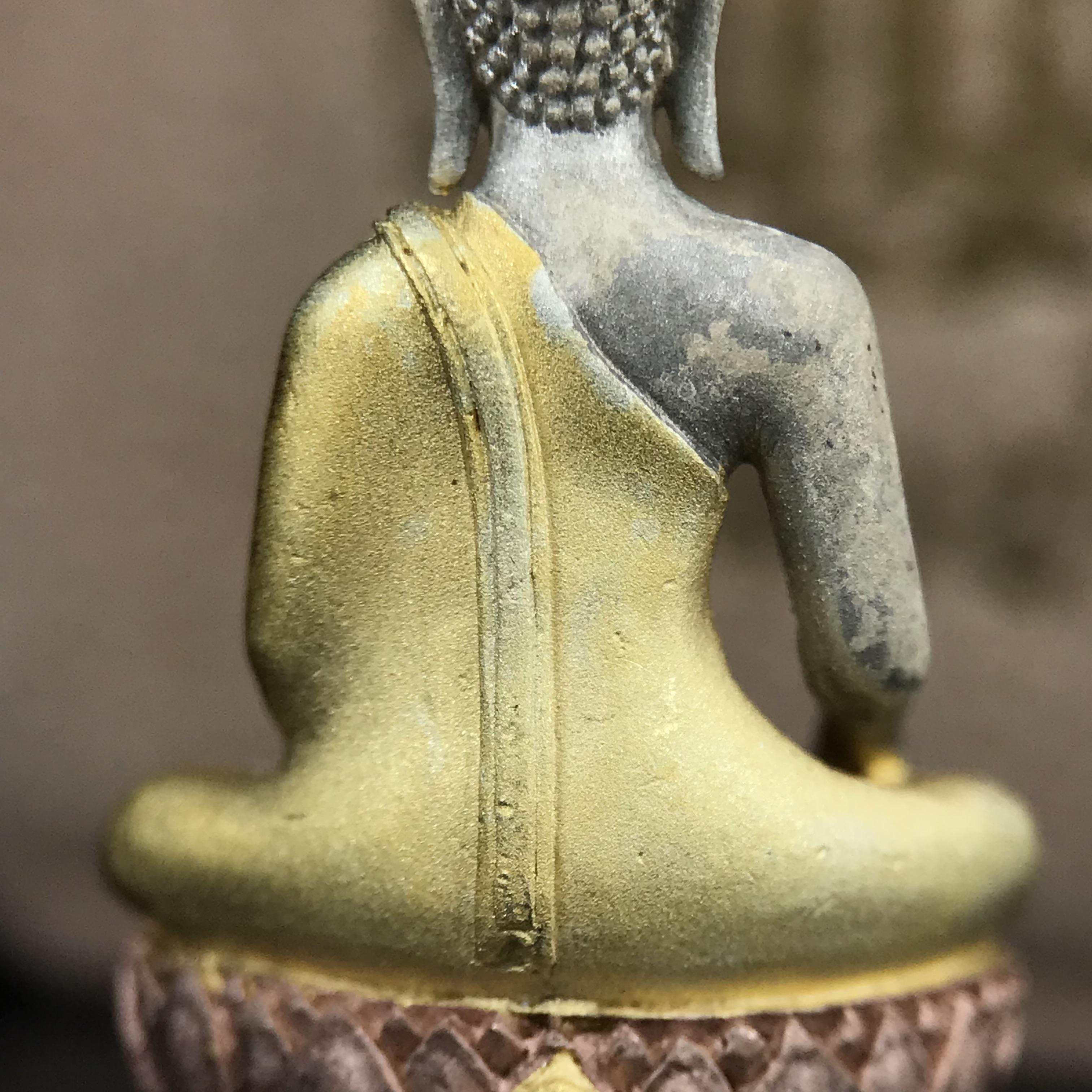 พระกริ่งพระพุทธนวราชบพิตร ตรากาญจนาภิเษกครองสิริราชสมบัติครบ 50 ปี รัชกาลที่9 ปี2540 เนื้อเงินสามกษัตริย์(ผิวเดิมสวย ครบ สมบูรณ์)พร้อมกล่องบรรจุเดิมครบ ชุดพระราชทาน(หายาก)