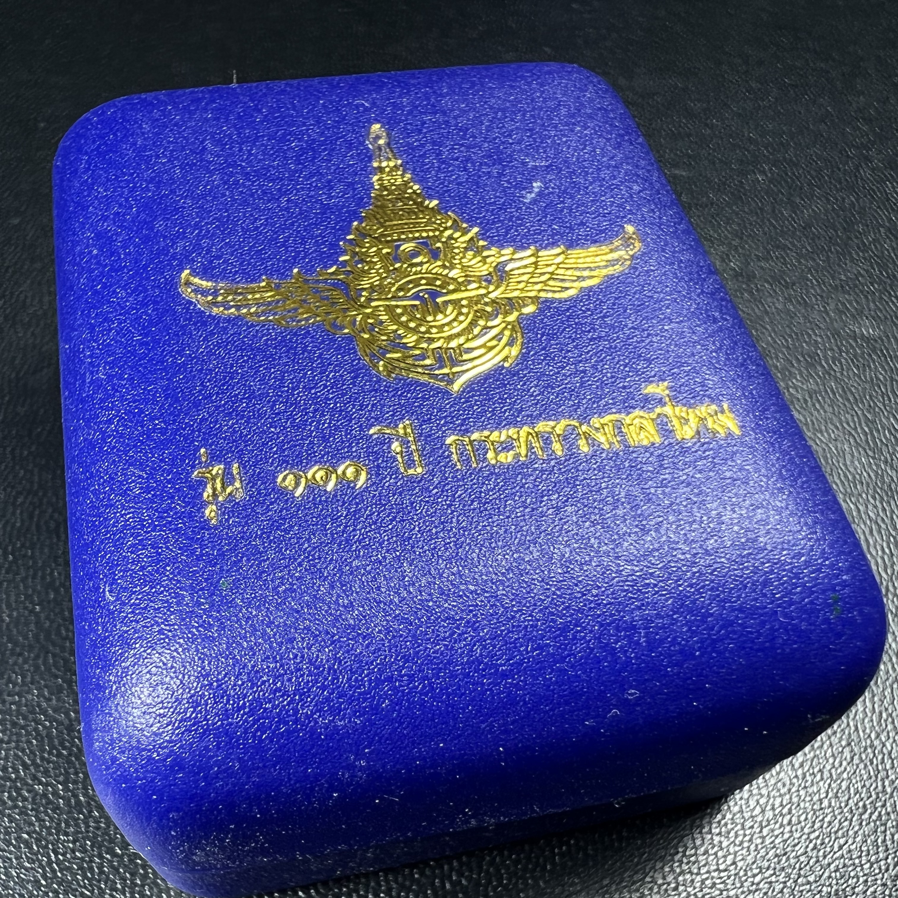 รูปเหมือนหล่อลอยองค์หลวงปู่ทวด รุ่น 111ปี กระทรวงกลาโหม เนื้อนวโลหะรมดำ-ปัดเงา ปี2540 พิธีใหญ่ สภาพสวย เข้มขลัง นิยม พร้อมกล่องบรรจุเดิม