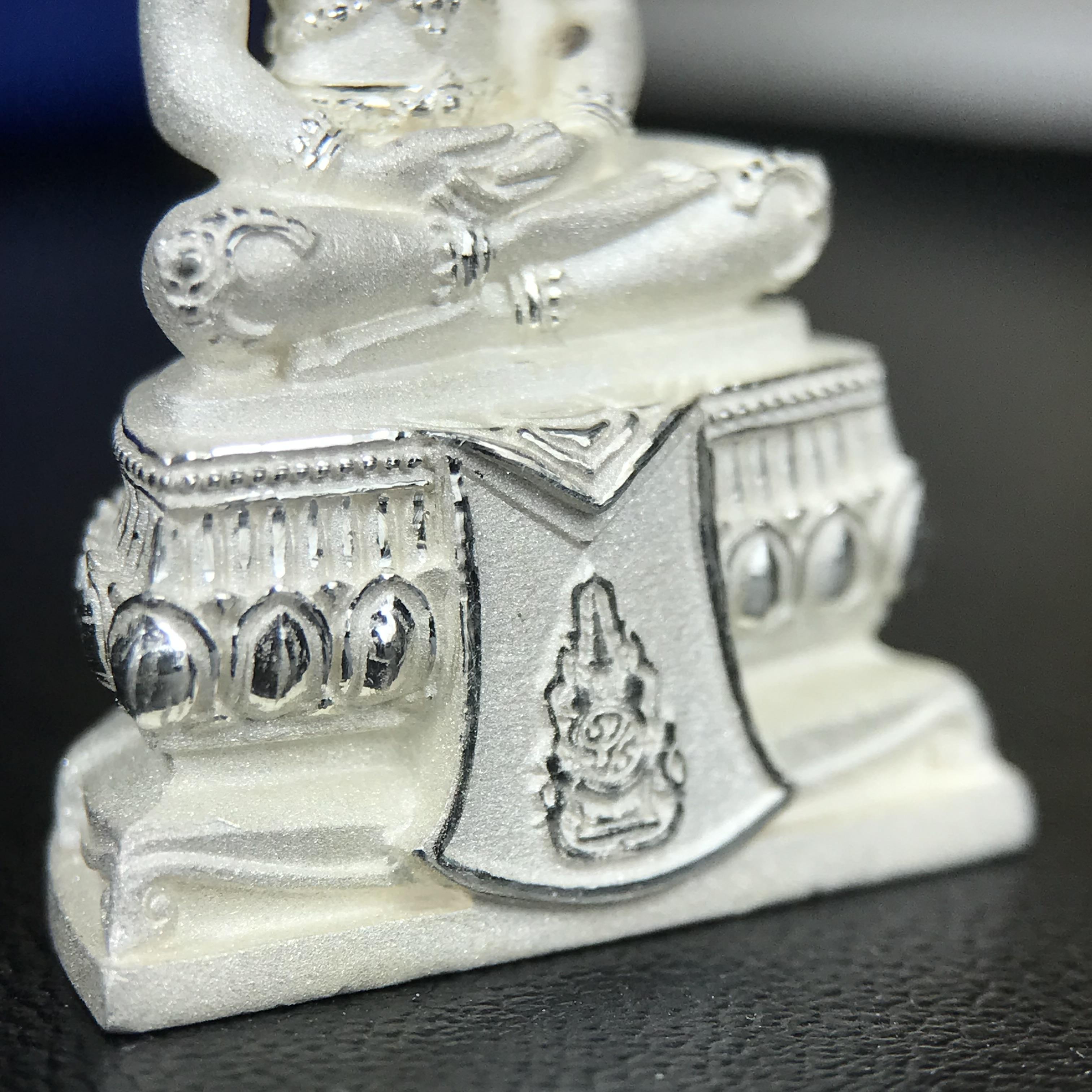 พระแก้วมรกต ทรงเครื่องฤดูร้อน พระราชทานประดิษฐานตราสัญลักษณ์ฉลองสิริราชสมบัติ ครบ 60 ปี ในหลวงรัชกาลที่ 9 พ.ศ.2549 เนื้อเงินลอยองค์พิมพ์ใหญ่ สูง 3.6 ซม. ขนาดหน้าตัก 1/2 นิ้ว (พิธีใหญ่มหาพุทธาภิเษก ณ พระอุโบสถวัดพระแก้ว เกจิอาจารย์ ทั่วประเทศ 108 รูป )