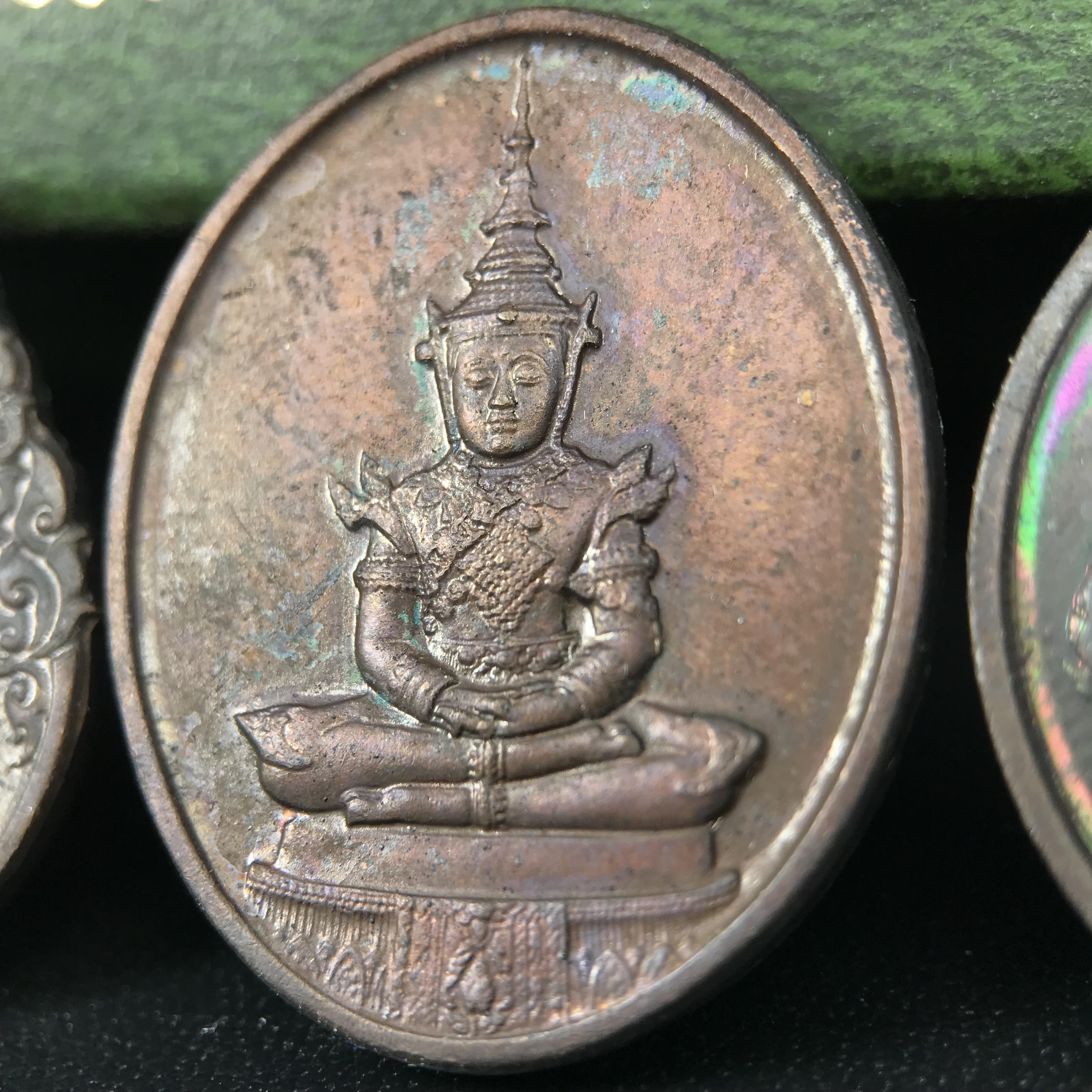 เหรียญพระแก้วมรกตหลัง ภปร. ฉลองกรุงรัตนโกสินทร์ครบ 200 ปี พ.ศ.2525 เนื้อทองแดงกล่องบรรจุเดิมครบ3พิมพ์(บล็อกพระราชศรัธา)(ในหลวงรัชกาลที่9 เสด็จในพิธี)พระคู่บ้านคู่เมือง...พระดี...พิธีใหญ่