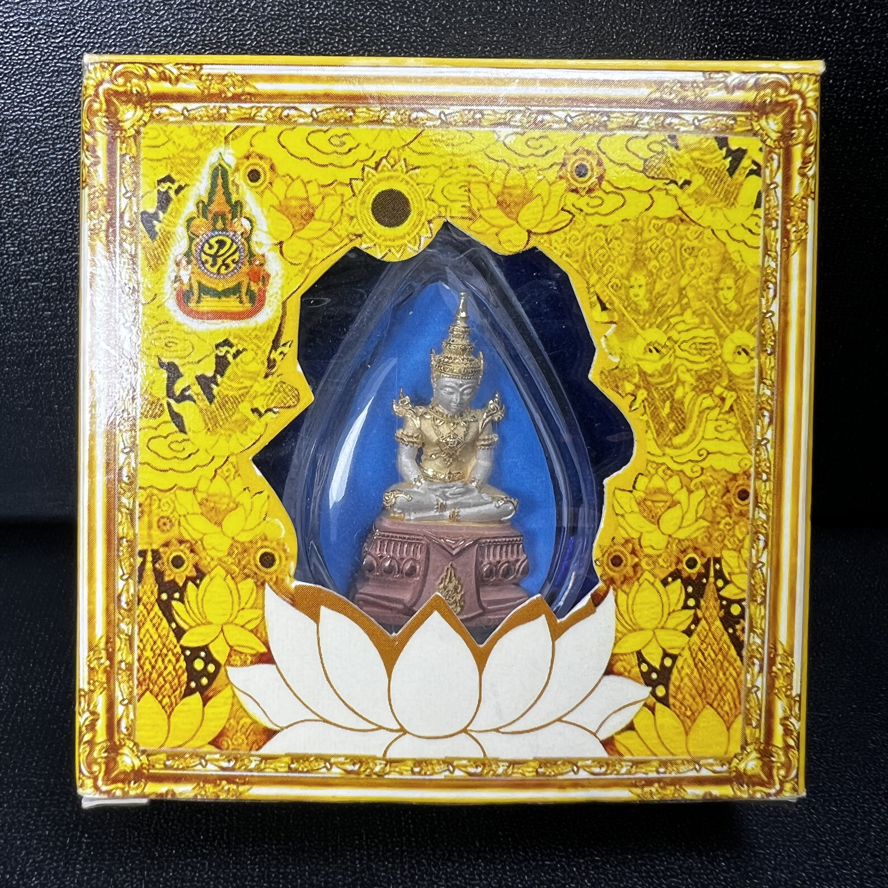 พระแก้วมรกต(จำลอง)ลอยองค์ ขนาดหน้าตัก 1/2 นิ้ว ทรงเครื่องฤดูร้อน เนื้อเงินสามกษัตริย์ ตราสัญลักษณ์ฉลองสิริราชสมบัติ ครบ 60 ปี พ.ศ.2549(สภาพสวย ครบ สมบูรณ์)