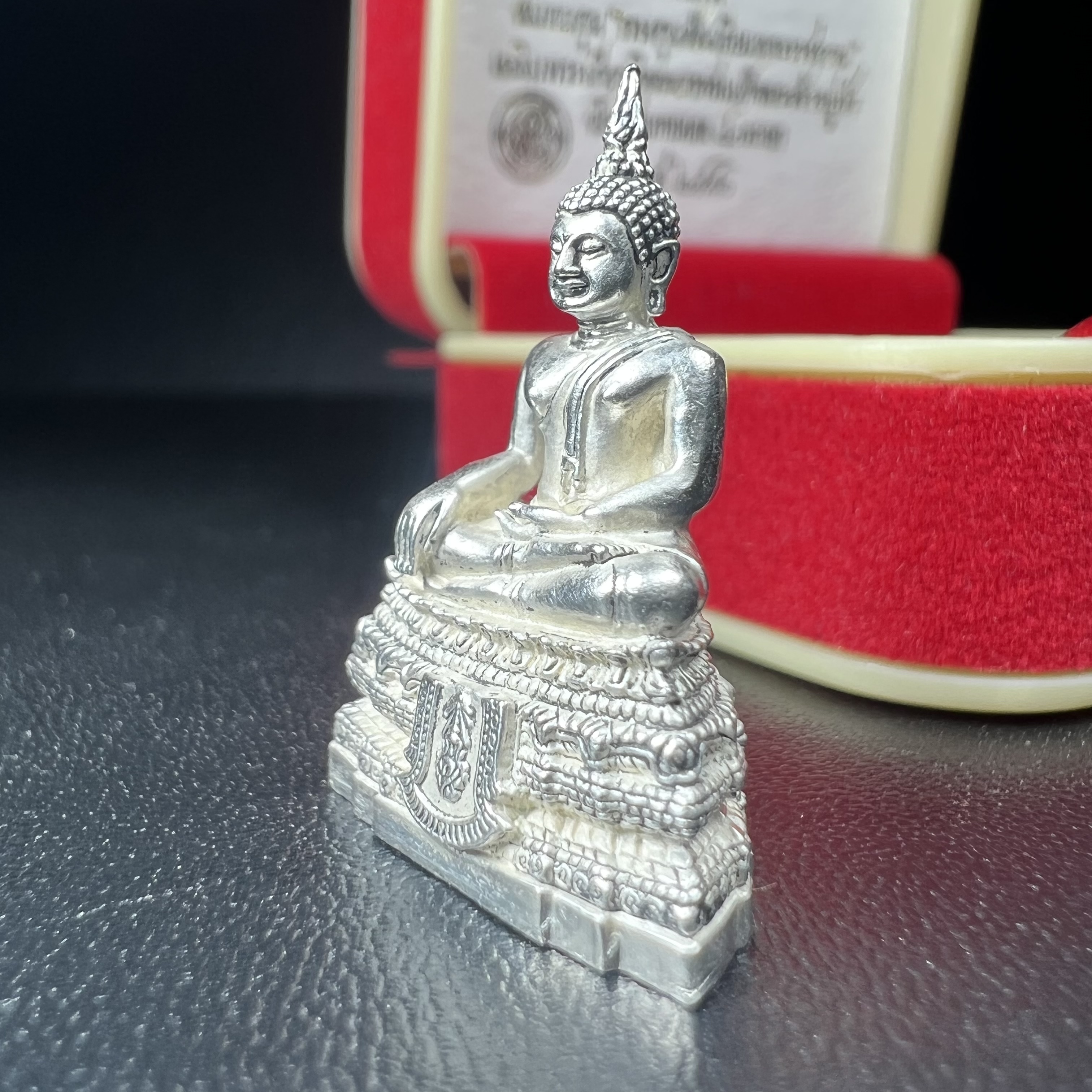 พระกริ่งพระพุทธชินสีห์ ภปร. (รุ่น2) เนื้อเงิน กองทุนฟันเทียมพระราชทาน ในวโรกาสมหามงคล 80 พรรษา ปี 2550 (1 ใน 2299 องค์)