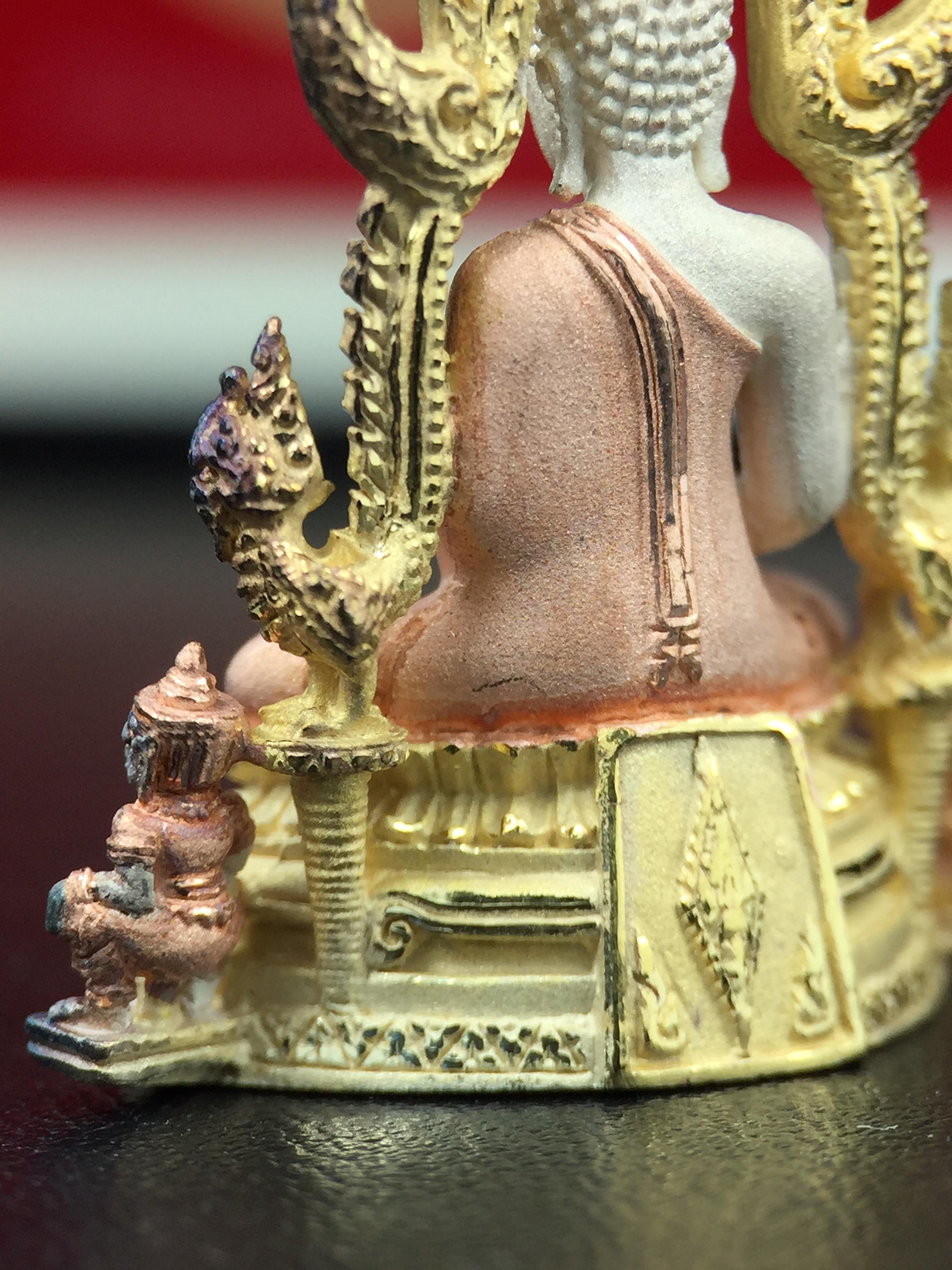 พระพุทธชินราช ภปร. ในวโรกาสพระราชพิธีมหามงคล เฉลิมพระชนมายุ6รอบ 5ธันวาคม2542 มูลนิธิพิทักษ์ดวงตาประชาชน จัดสร้าง เนื้อเงินบริสุทธิ์ 99.9% แบบสามกษัตริย์ขัดเงาบางส่วน พิมพ์ใหญ่ ขนาดสูง 3.4 ซม. พร้อมกล่องบรรจุเดิม