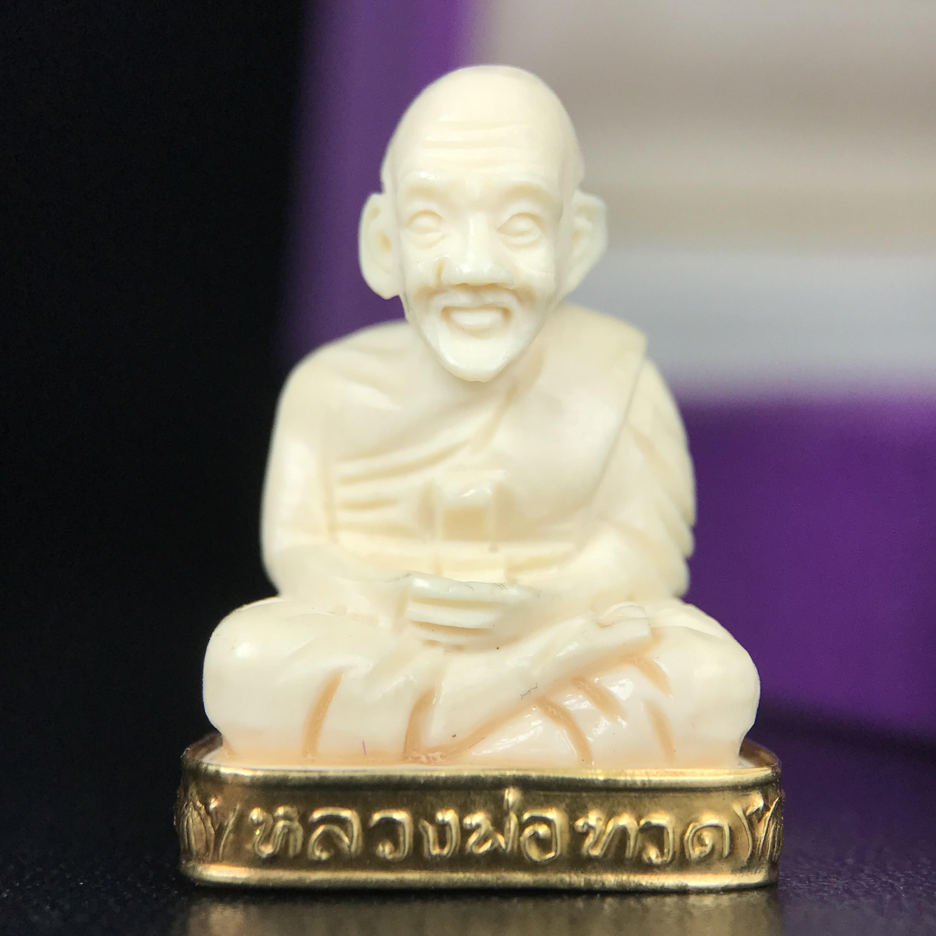 สมเด็จหลวงพ่อทวด รุ่นคชสารหมื่นปี (ศิลปาชีพ) วัดช้างให้ ปี 2541โดยมีท่าน อ.นอง วัดทรายขาว เป็นเจ้าพิธี และมีเกจิร่วมปลุกเสก 108 รูป บรรจุผงว่านเก่าและดินกากยายักษ์(พิมพ์ลอยองค์ฐานทองคำโค๊ตทองคำ)พร้อมกล่องบรรจุครบ นิยมหายาก**ผิวสวยงานแกะพุทธศิลป์สวยงดงาม**