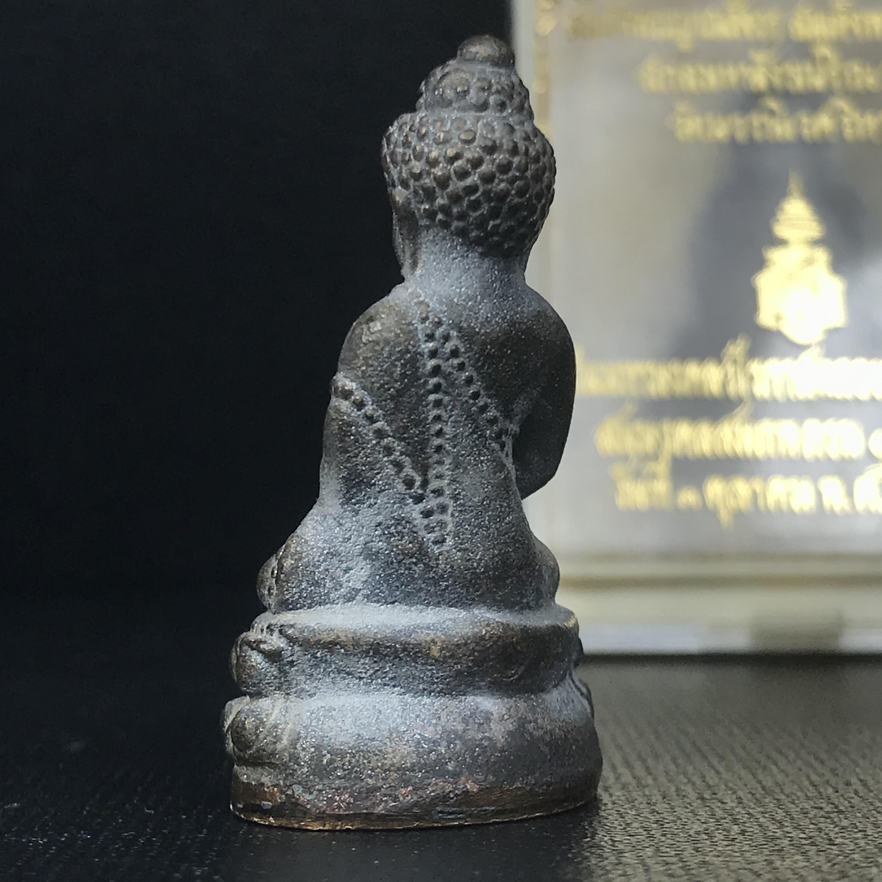 พระกริ่งชินบัญชรฉลองพระชันษา 100 ปี สมเด็จพระญาณสังวร วัดบวรนิเวศวิหาร ปี 2556 เนื้อนวโลหะผสมทองคำก้นทองแดง พิธีใหญ่ มวลสารเด่น นิยม(1 ใน 2556 องค์)