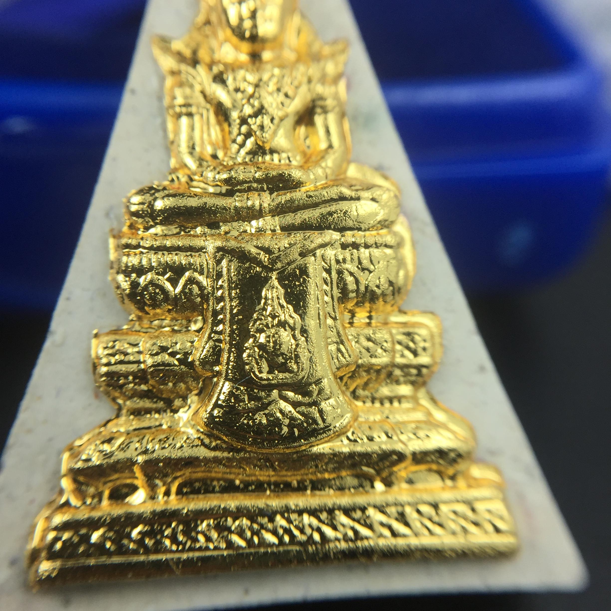 พระแก้วมรกต(จำลอง)ทรงเครื่องฤดูร้อน พระผงบูชา ด้านหน้าปิดทอง ด้านหลังตราสัญลักษณ์ฉลองสิริราชสมบัติครบ 60ปี เนื้อเงินขึ้นสีรุ้งธรรมชาติสร้างสรรค์งดงาม(รุ่นนี้ได้พระราชทานเส้นพระเจ้า(เส้นผม)รัชกาลที่9ในการจัดสร้าง)