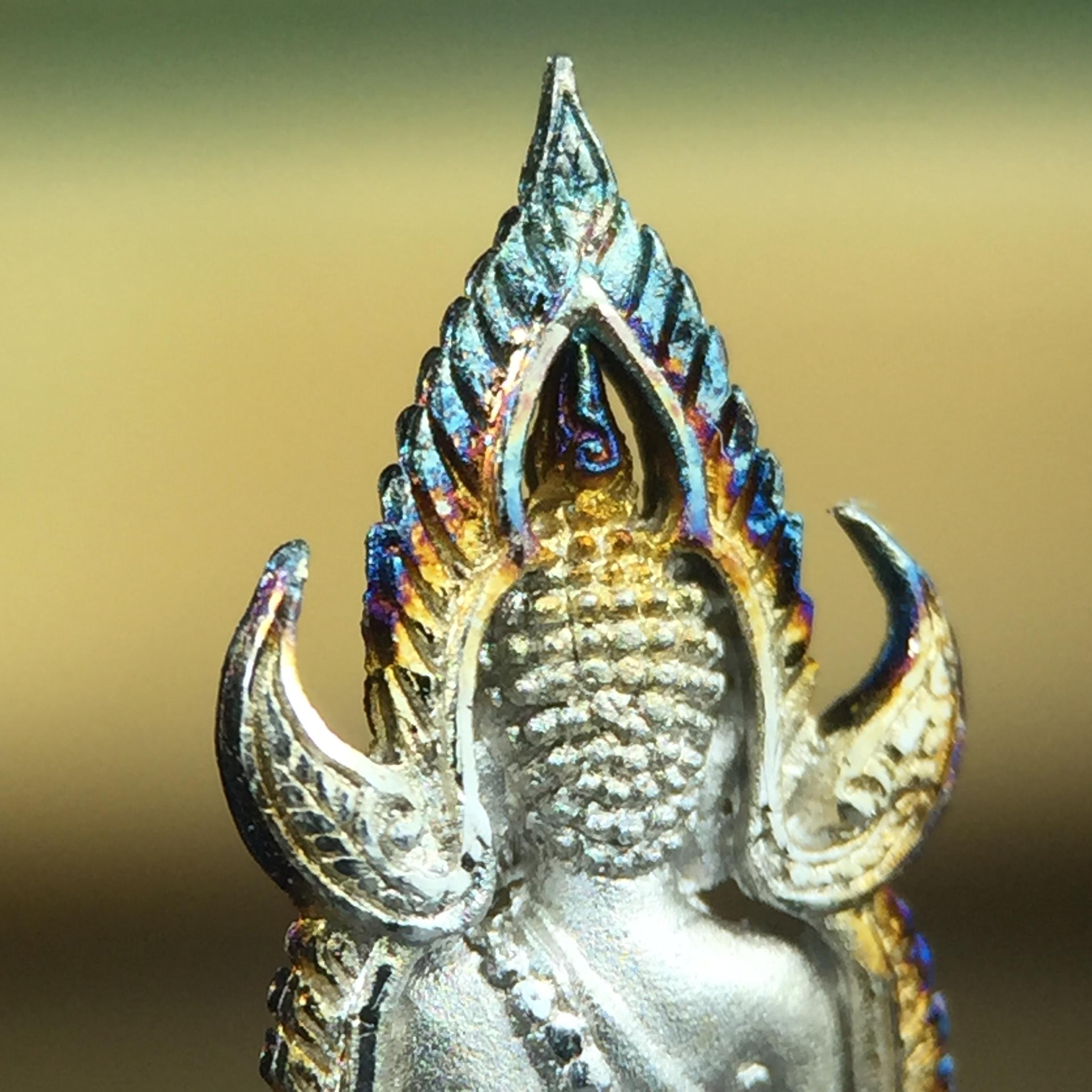 พระพุทธชินราช(จำลอง) ภปร. 84 พรรษา เนื้อเงินชุบทองคำขาว พิมพ์เล็กขนาดหน้าตัก 1/4 นิ้ว (สภาพผิวเดิมสวย ขึ้นสีรุ้งธรรมชาติ แบบนิยม)(พระราชทานมวลสาร จิตรลดาและเส้นพระเจ้า(เส้นผม))พุทธศิลป์ทรงคุณค่าอีกหนึ่งรุ่นยอดนิยม