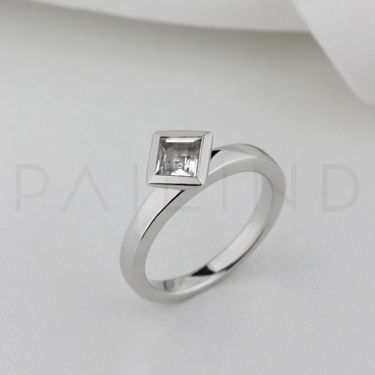 แหวนเงินประดับพลอย White Topaz