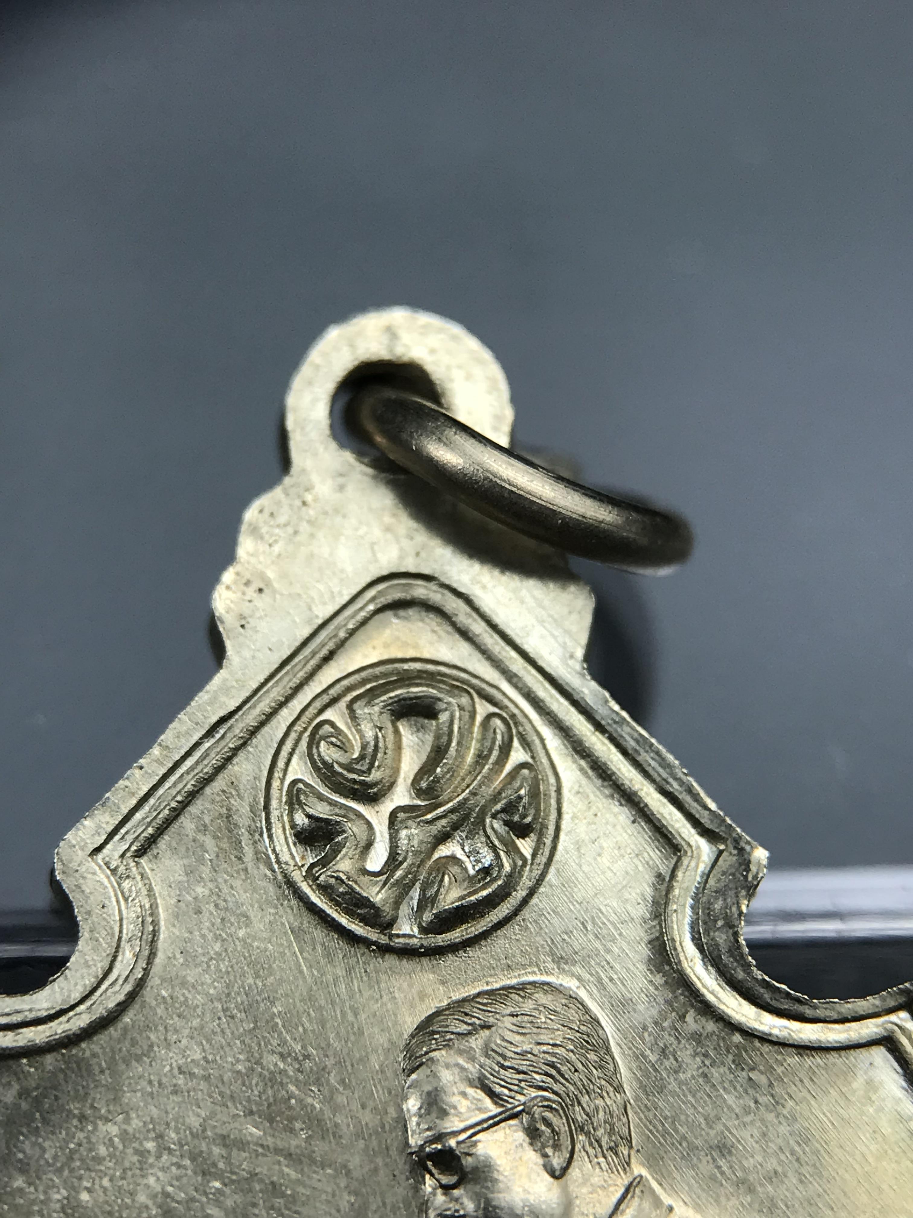 เหรียญครอบครูช่างหลวง(ในหลวงทรงดนตรี) เนื้ออัลปาก้า ปี 2550(หายาก)สุดยอดแห่งความหายากมีหมุนเวียนให้เห็นน้อยมากเป็นอีกหนึ่งรุ่นยอดนิยมของเสด็จพ่อร.9เหรียญนี้สวยมากผิวน้ำทองทั่วทั้งเหรียญ