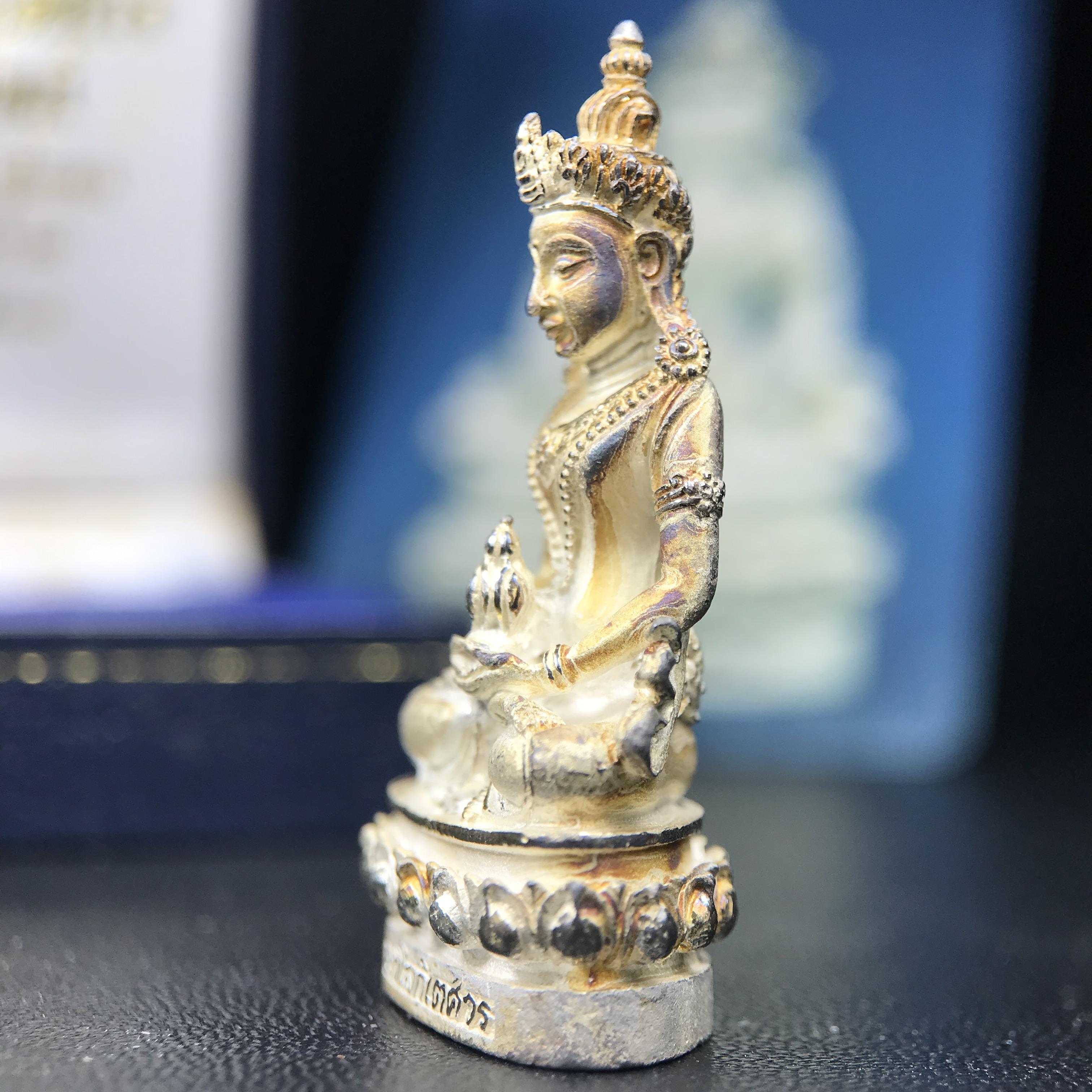 พระกริ่งอวโลกิเตศวร ( เจ้าแม่กวนอิม ) วัดโพธิ์แมนคุณาราม รุ่นอุดมโภคทรัพย์ พ.ศ.2539 เนื้อเงินพ่นทราย(ผิวเดิม ขึ้นสีรุ้งธรรมชาติ แบบนิยม เสน่ห์ของพระเนื้อเงิน) (พร้อมกล่องบรรจุการ์ดใบรับรองเดิมครบ)(อีกหนึ่งรุ่นยอดนิยม พุทธศิลป์สวยงดงาม)หายาก 1 ใน 5000 องค์