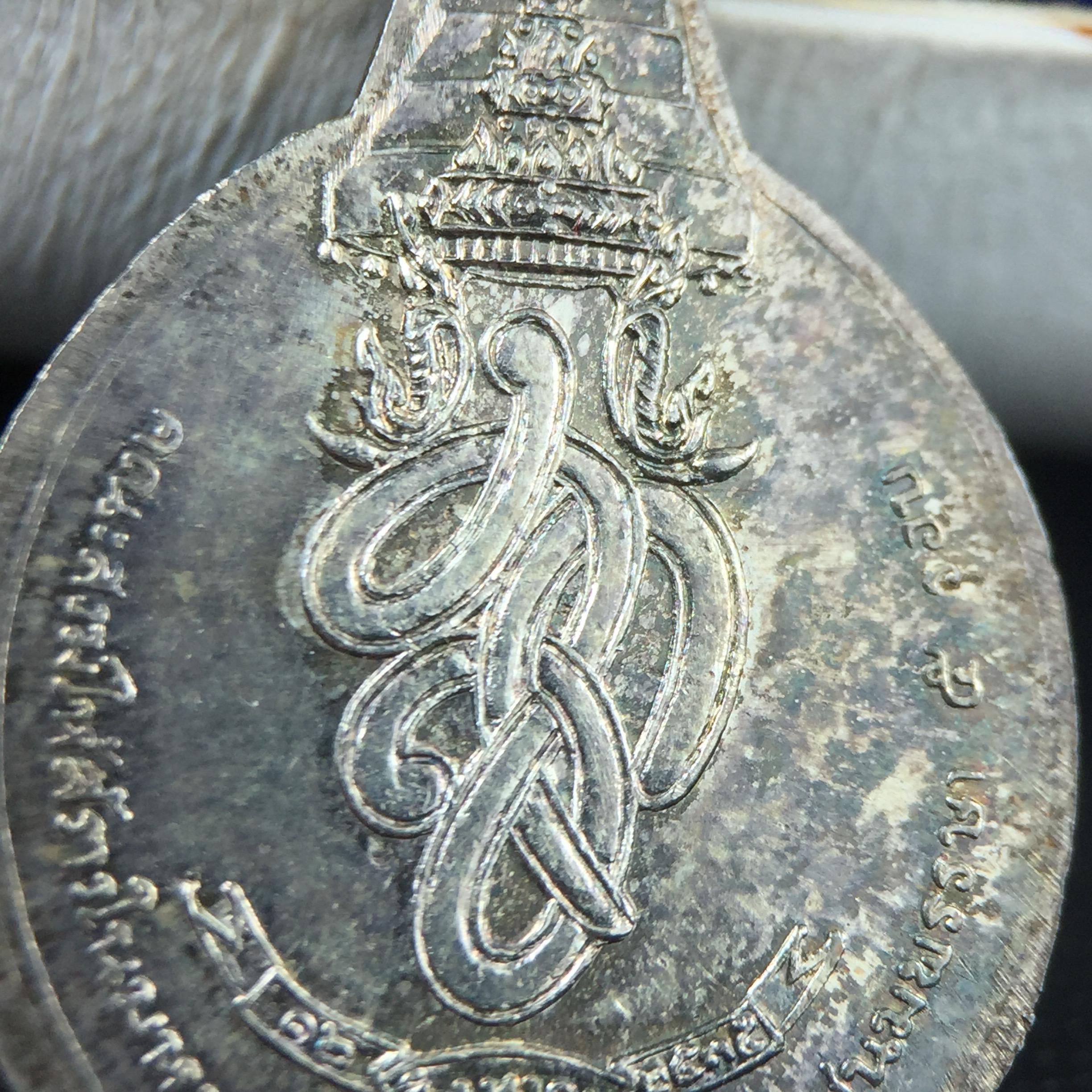 เหรียญพระชัยหลังช้าง หลัง สก. ปี 2535 เนื้อเงินพร้อมกล่องบรรจุเดิม พิธีใหญ่ สภาพสวยผิวเดิมๆ หายากมาก