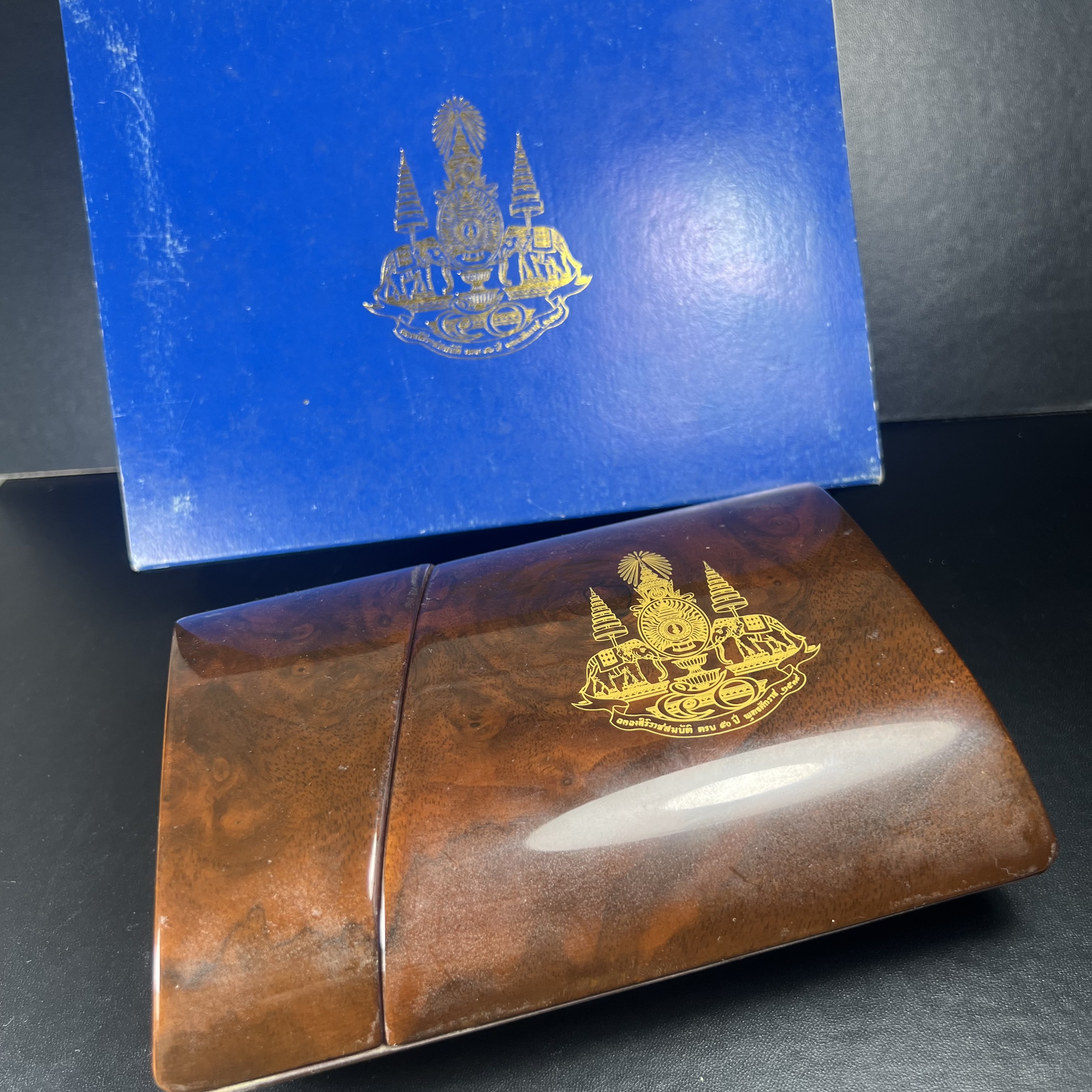 เหรียญพระพิฆเนศวร ญสส. ชุดกาญจนาภิเษกครองราชย์ 50 ปี พุทธศักราช 2538 วัดบวรนิเวศวิหาร ชุดทองคำพิมพ์ใหญ่(2.9 ซม.)(เนื้อทองคำ+เนื้อเงิน+เนื้อทองทิพย์) สภาพสวยเดิมพร้อมกล่องบรรจุเดิม ตอกโค๊ดหมายเลขกำกับ 634(พิธีใหญ่ พุทธศิลป์งดงาม)(นิยมหายาก)1 ใน 939 ชุด