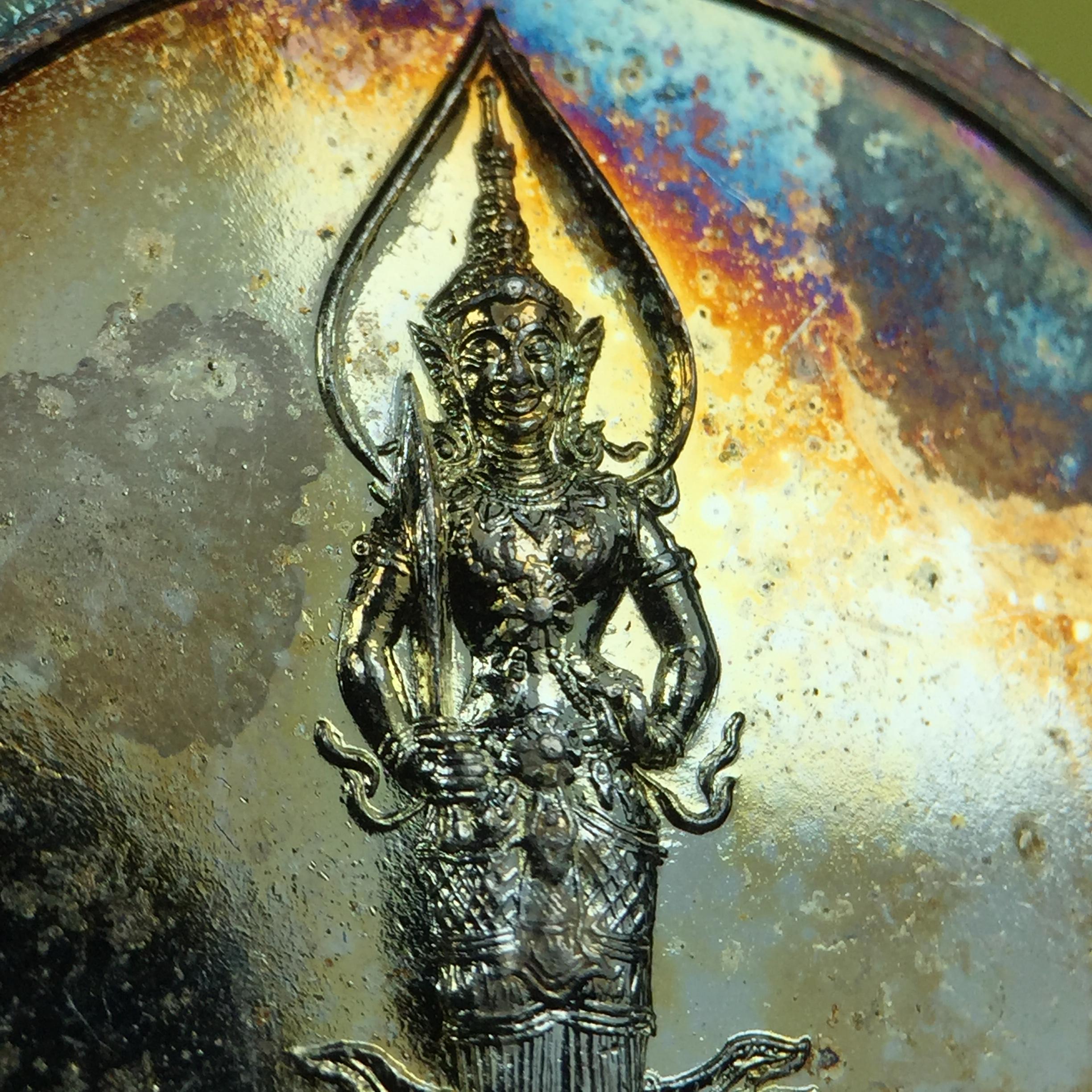 เหรียญสนทนาธรรม ในหลวงรัชกาลที่ 9 สมเด็จพระญาณสังวร หลังพระสยามเทวาธิราช ปี 2543 วัดบวรนิเวศวิหาร ชุดกรรมการ(เนื้อกะไหล่ทอง+กะไหล่เงิน+ทองแดงรมน้ำตาล)พร้อมกล่องบรรจุเดิม(ชุดหายาก สภาพผิวกะไหล่เดิมจากผู้จัดสร้าง ผิวขึ้นรุ้งธรรมชาติสวยจัด แชมป์ๆ)1 ใน 343ชุด