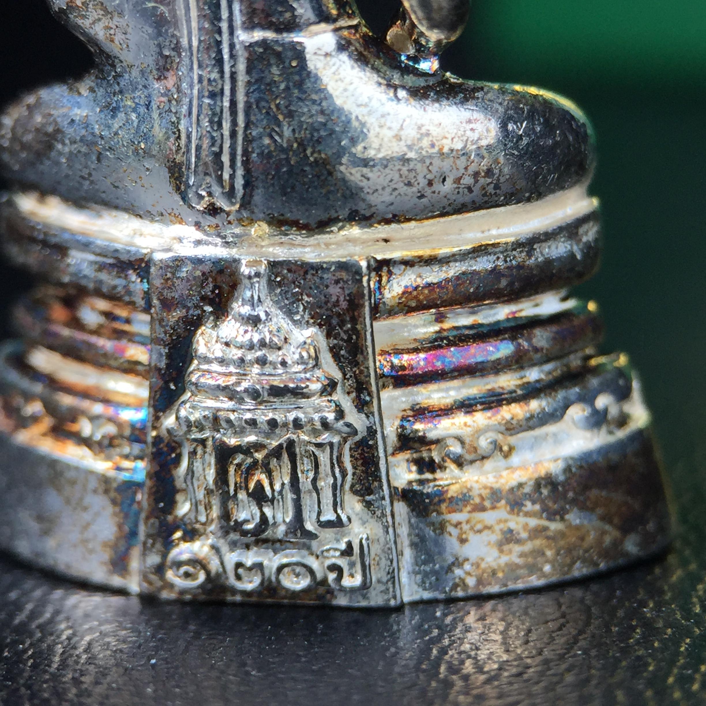 พระพุทธโสธร รุ่น กศก. 120 ปี เนื่องในโอกาสครบ 120 ปี กรมศุลกากร กระทรวงการคลัง จัดสร้าง ปี 2537 เนื้อเงินบริสุทธิ์ 99.9% ผิวขัดเงา(ขึ้นสีรุ้งธรรมชาติสวย)(งานบริษัท แพรนด้า จิวเวลรี่)สวยงดงาม ทรงคุณค่า สีสันที่ธรรมชาติสรรค์สร้าง