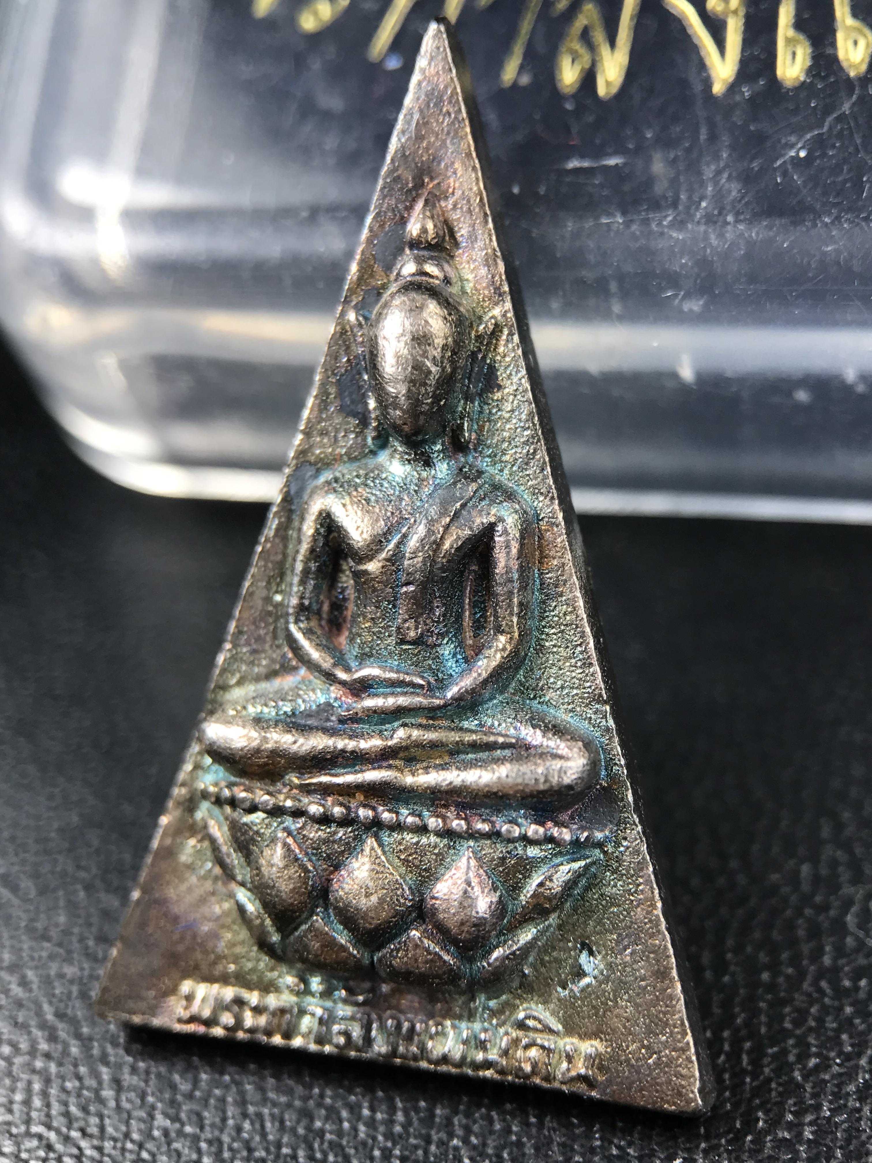 พระกำลังแผ่นดิน (สมเด็จจิตรลดา2) จัดสร้างเฉลิมพระเกียรติในหลวงรัชกาลที่ 9 ครองราชย์ 50 ปี 2539 เนื้อเงิน(ผิวเดิม รุ้งๆสวย(สร้างน้อยหายาก) (1ใน 2539 องค์)พร้อมกล่องบรรจุเดิมพระดี พิธีใหญ่ อีกหนึ่งรุ่นที่แนะนำ ***เนื้อเงินผิวแบบนี้หายากพบเจอน้อย***