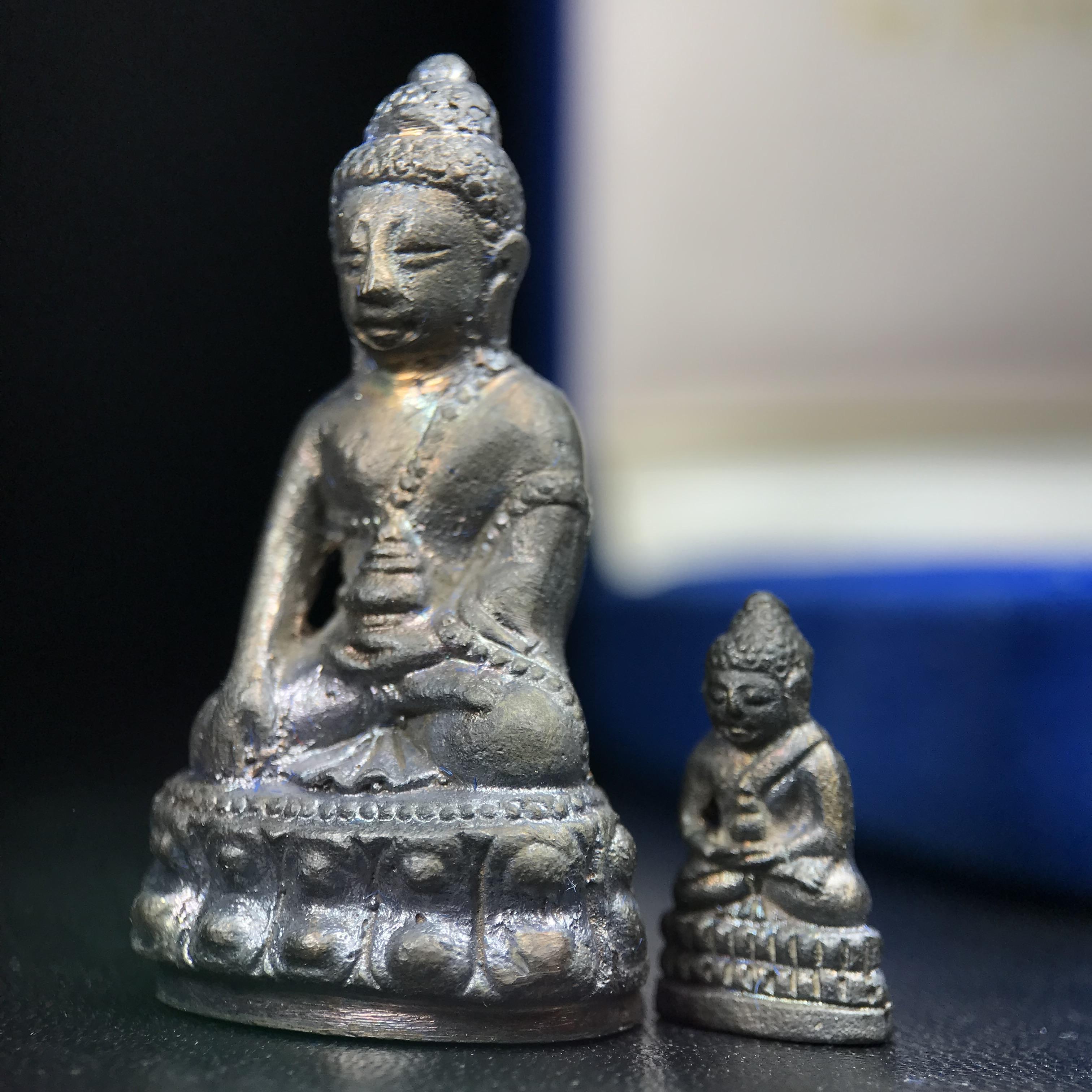 พระกริ่ง-พระชัยวัฒน์ สว. 90 พรรษาสมเด็จย่า ปี2533 เนื้อนวโลหะ(แก่ทองคำผสมทองคำเยอะมากรุ่นนี้)(ในหลวงรัชกาลที่9เสด็จในพิธี)(หล่อแบบโบราณอุดมวลสาร 108 แบบฉบับพระกริ่งใหญ่สายวัดสุทัศน์ พระสังฆราช(แพ))(1 ใน 3000 ชุด) หายาก